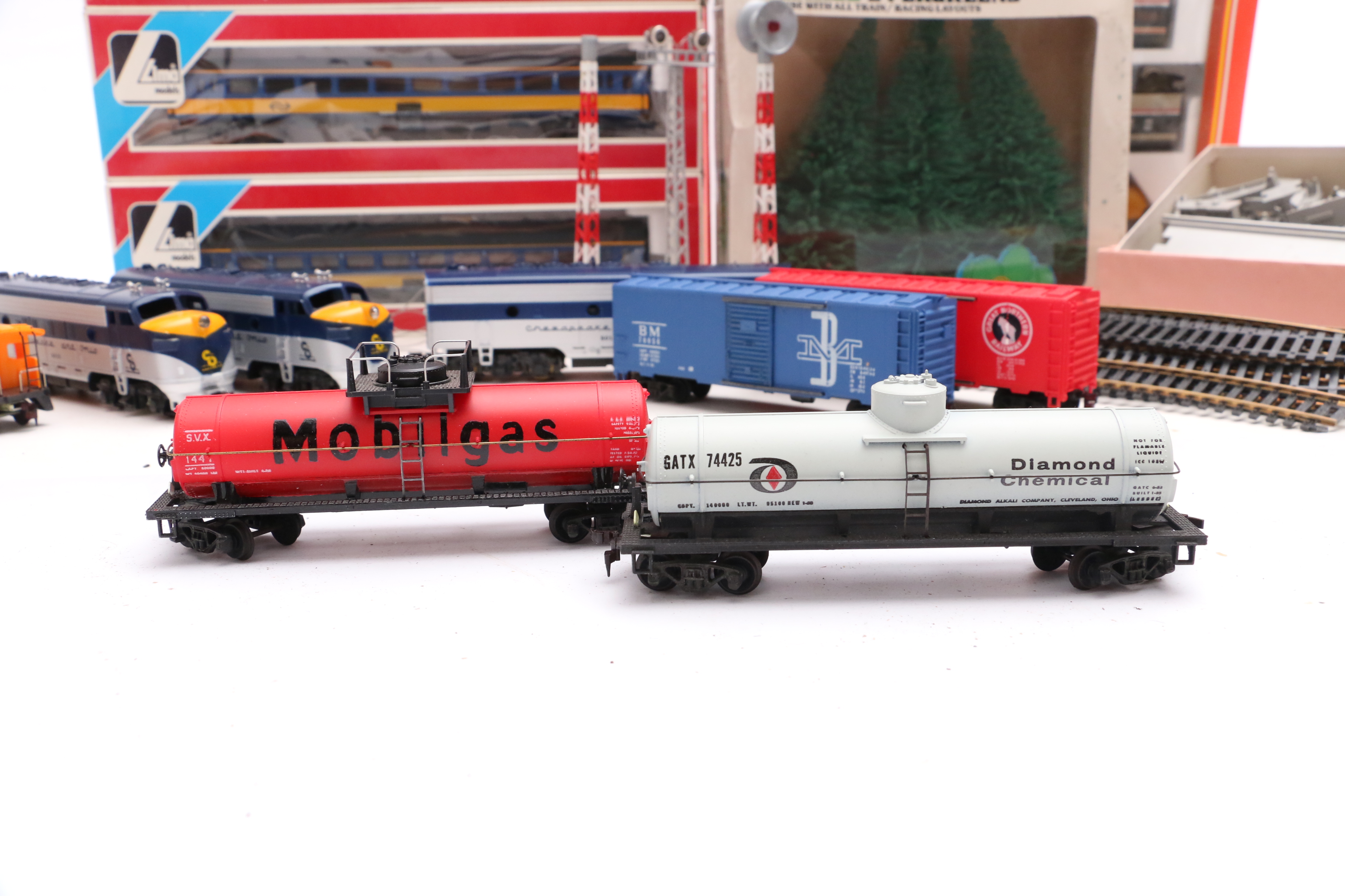 Vintage HO Scale Model Train Cars, Passenger Coaches and Trainpack Train Control