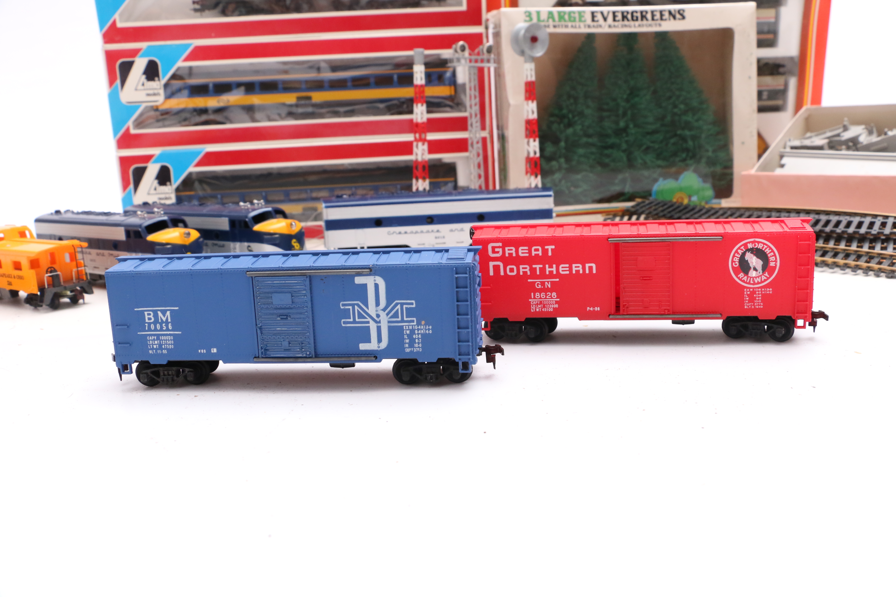 Vintage HO Scale Model Train Cars, Passenger Coaches and Trainpack Train Control