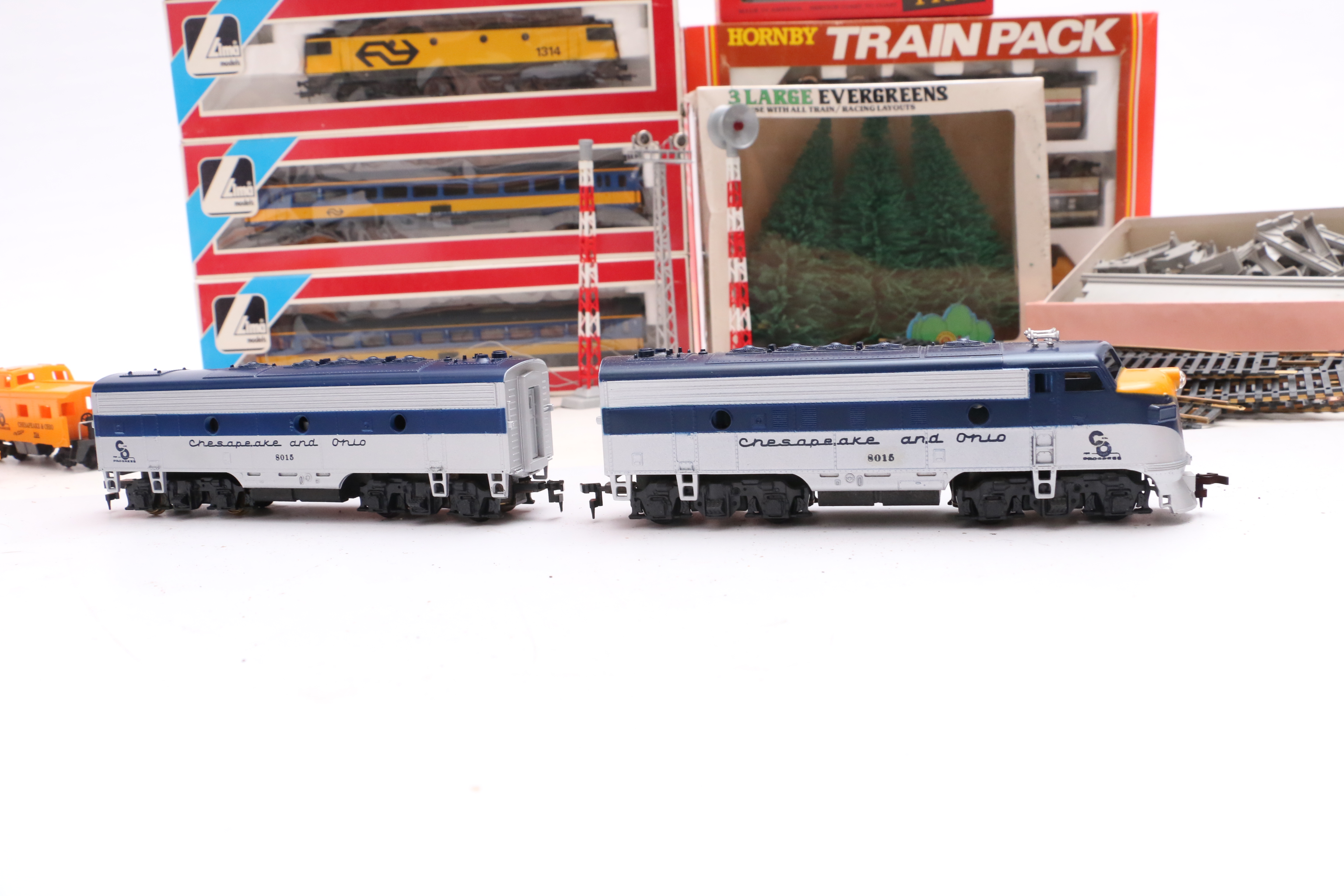 Vintage HO Scale Model Train Cars, Passenger Coaches and Trainpack Train Control