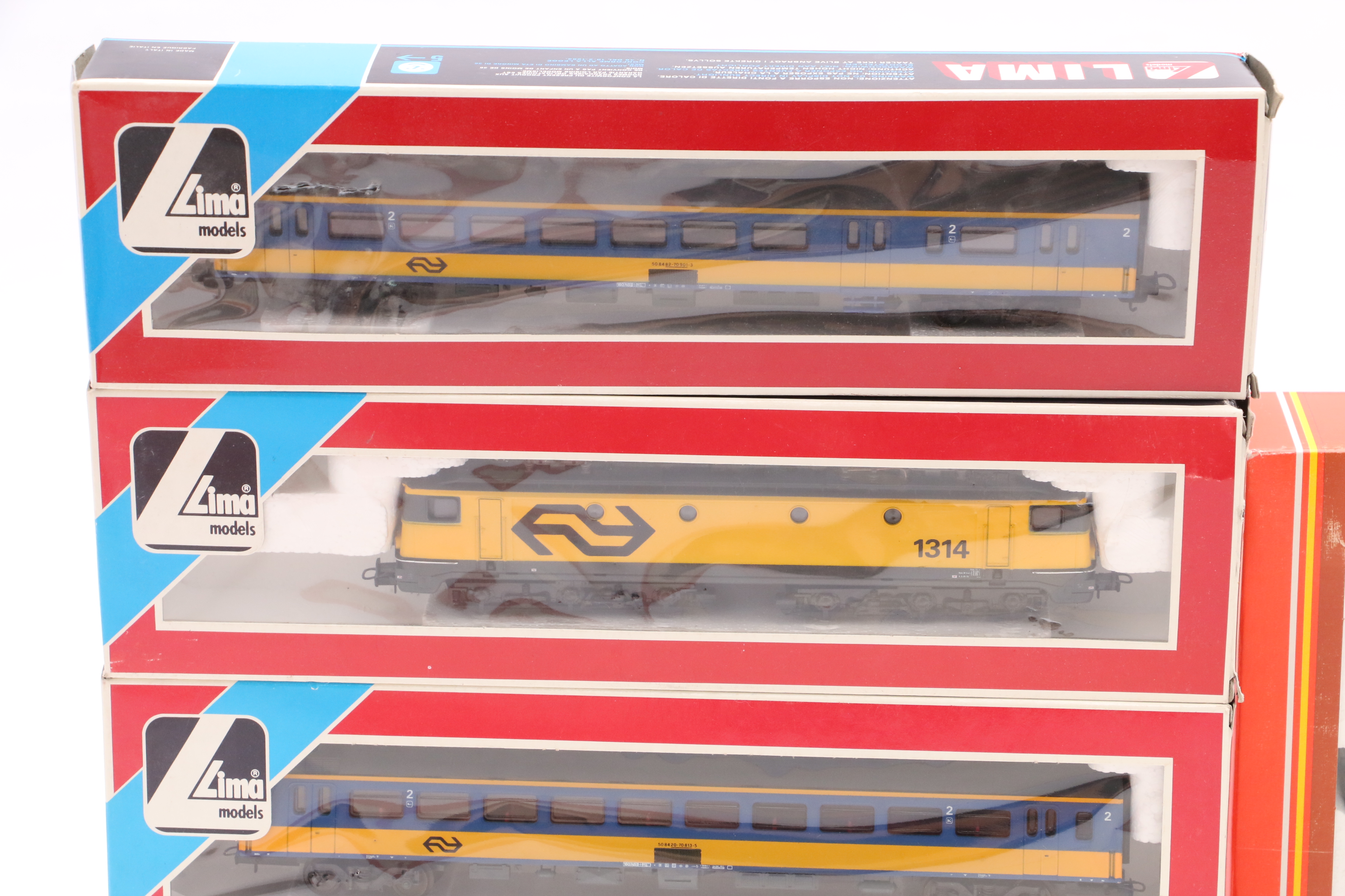 Vintage HO Scale Model Train Cars, Passenger Coaches and Trainpack Train Control