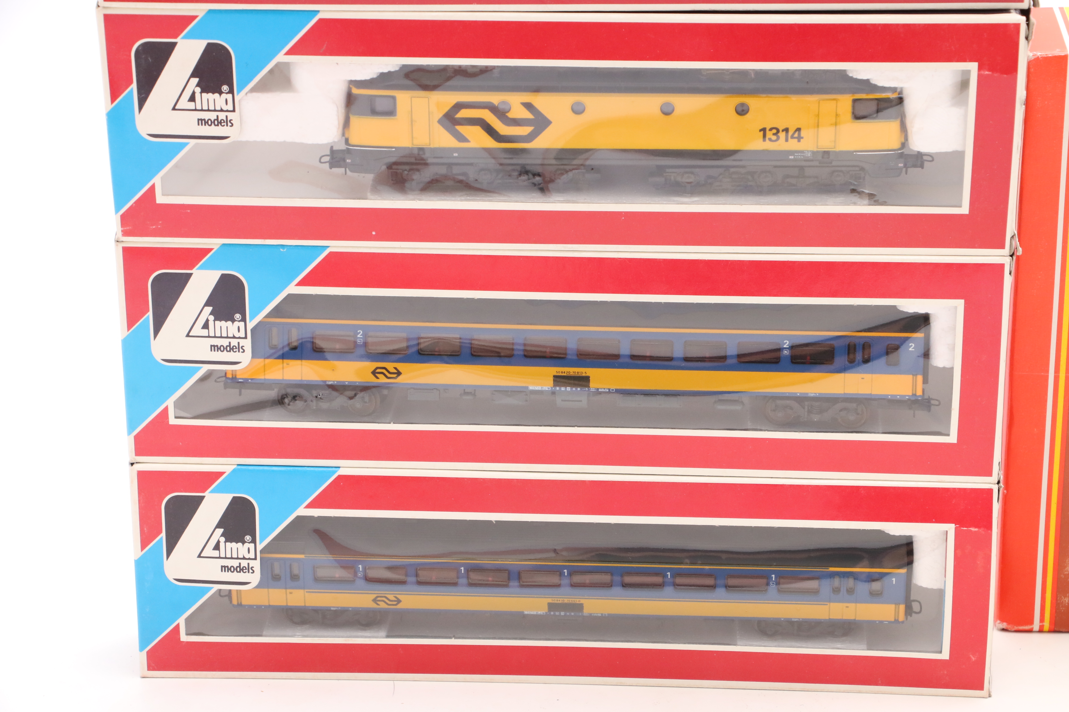 Vintage HO Scale Model Train Cars, Passenger Coaches and Trainpack Train Control