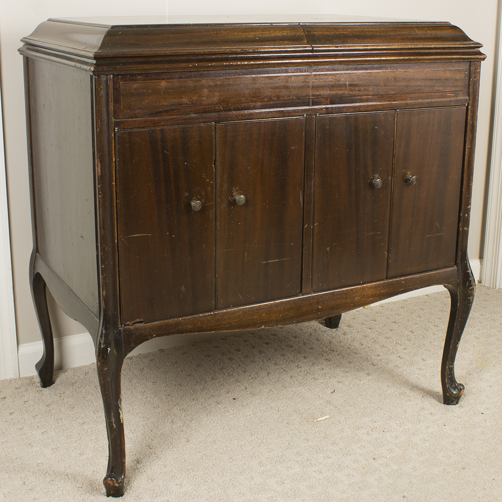 1923 Hand-Cranked Victrola Record Player in Mahogany Cabinet