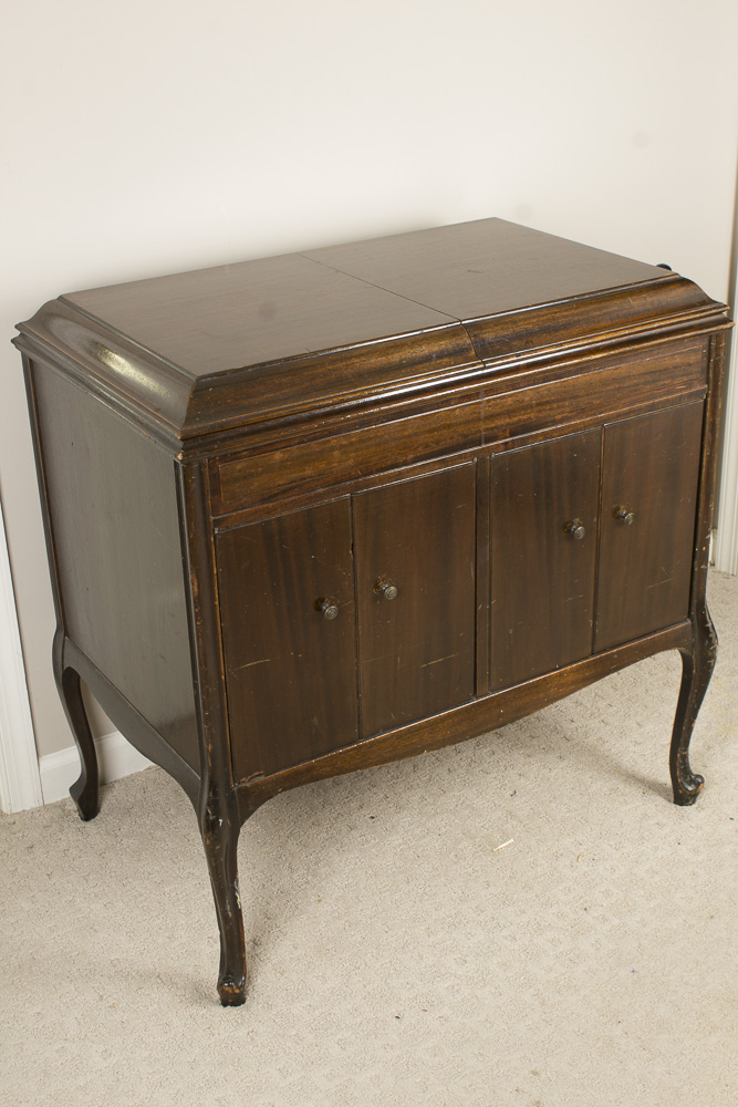 1923 Hand-Cranked Victrola Record Player in Mahogany Cabinet