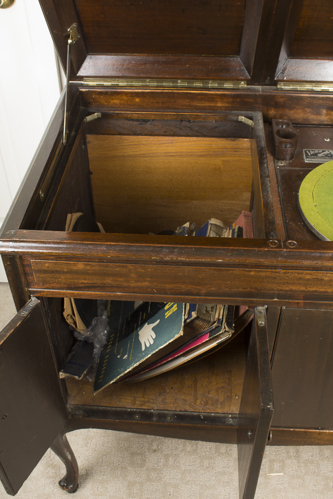 1923 Hand-Cranked Victrola Record Player in Mahogany Cabinet