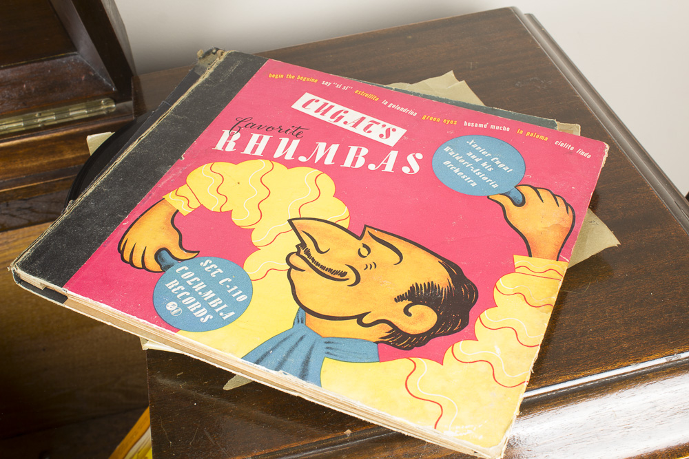 1923 Hand-Cranked Victrola Record Player in Mahogany Cabinet