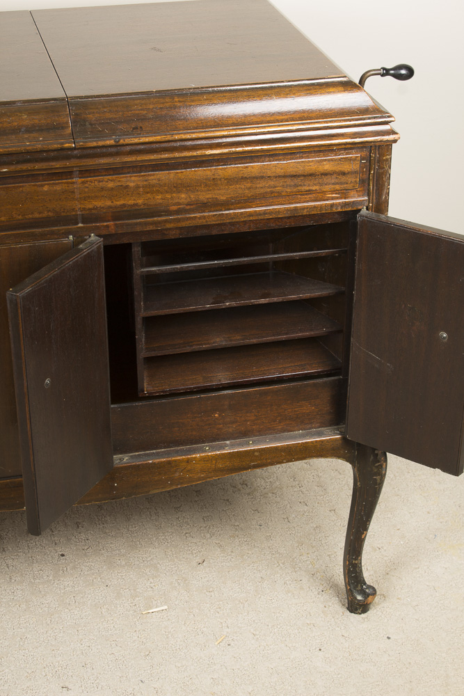 1923 Hand-Cranked Victrola Record Player in Mahogany Cabinet
