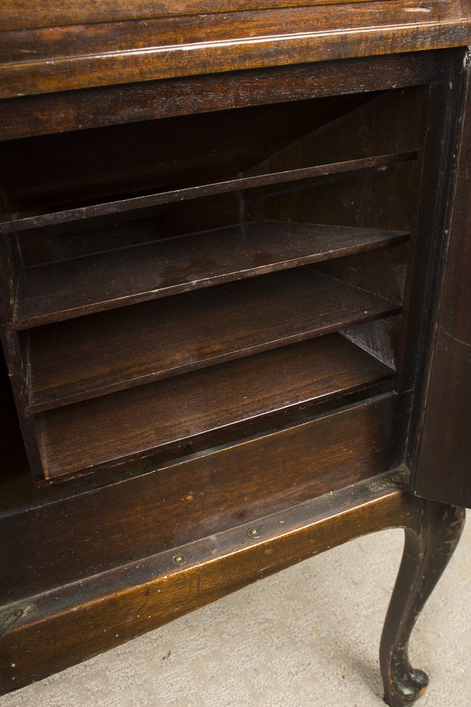 1923 Hand-Cranked Victrola Record Player in Mahogany Cabinet
