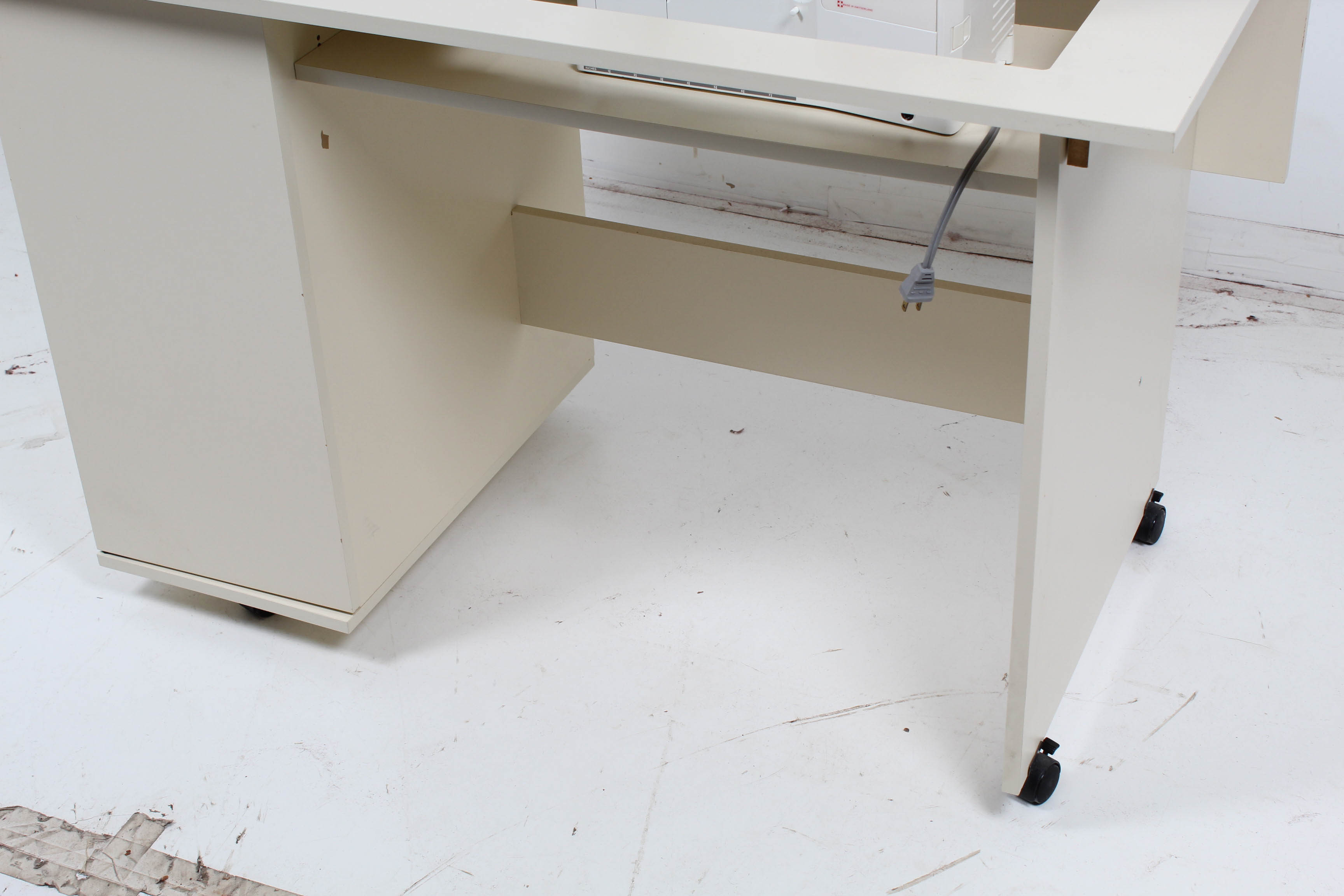 Bernina 1090 Computerized Sewing Machine and Work Table