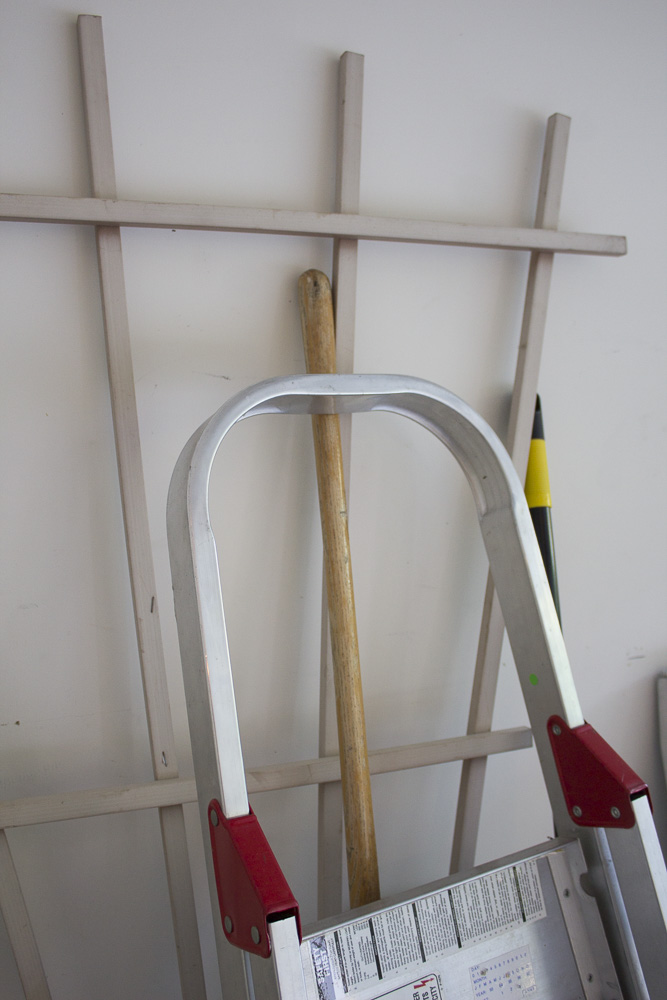 Rubbermaid Rolling Ice Chest with Davidson Stepladder and Yard Tools