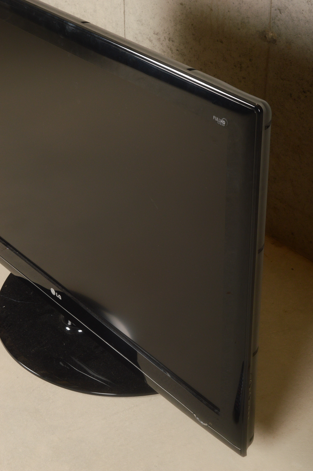 LG 52" 1080p LCD HDTV Television