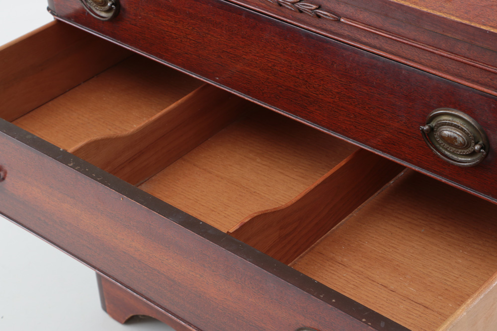 A Vintage Mengel Furniture Mahogany Chest of Drawers