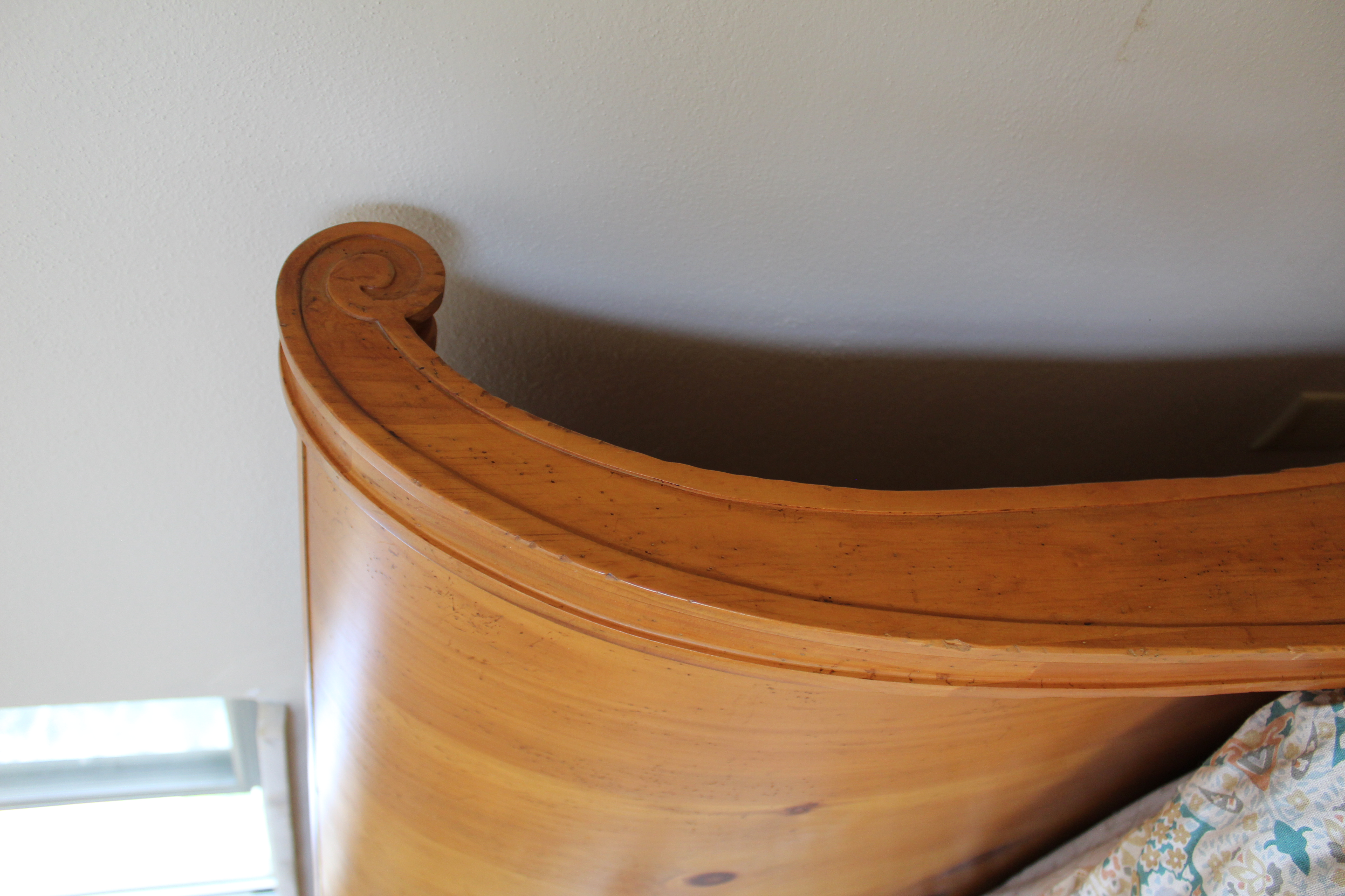 Baker Milling Road Pine Queen Sleigh Bed