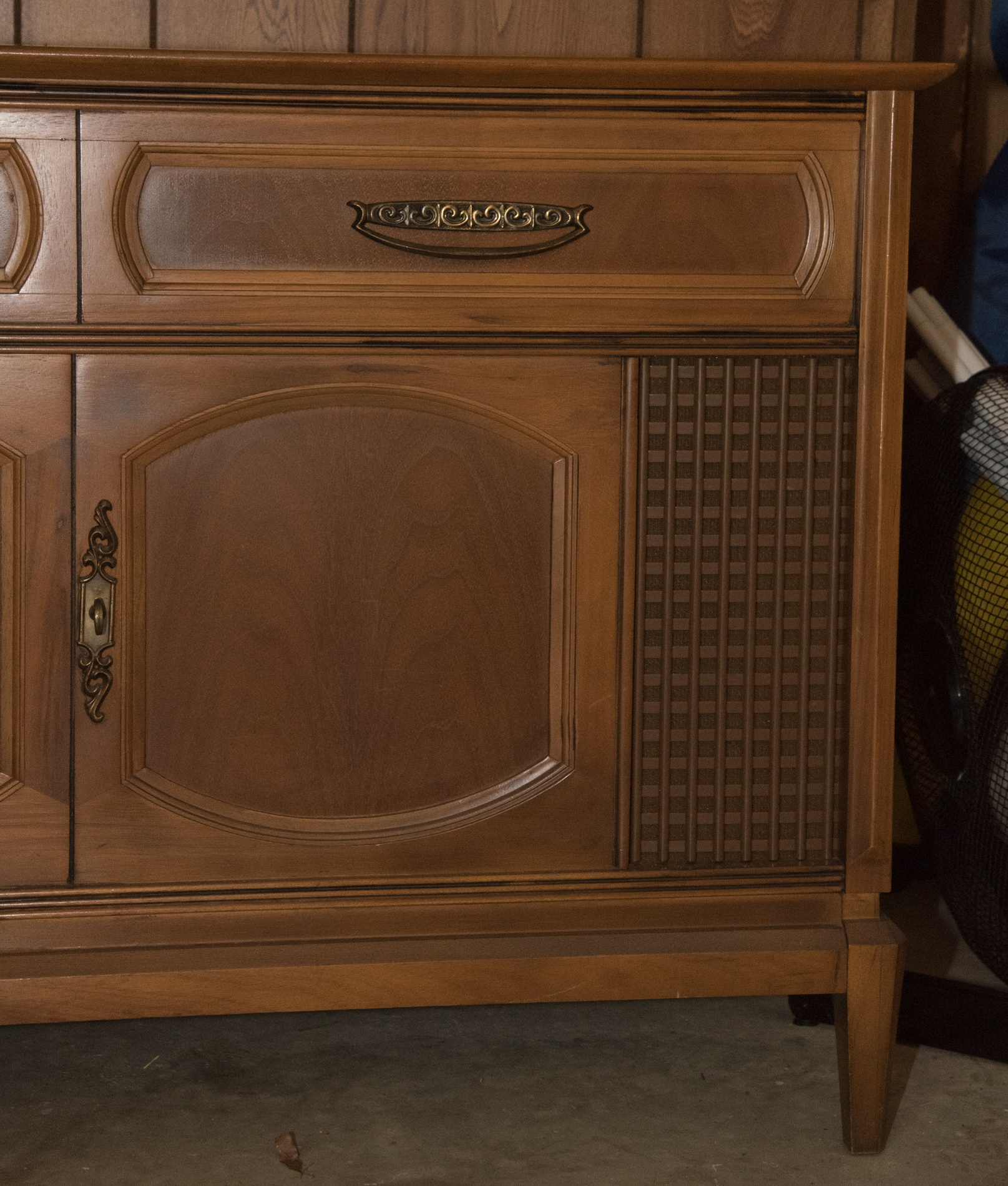 Vintage Magnavox Micromatic Maple Cabinet Stereo