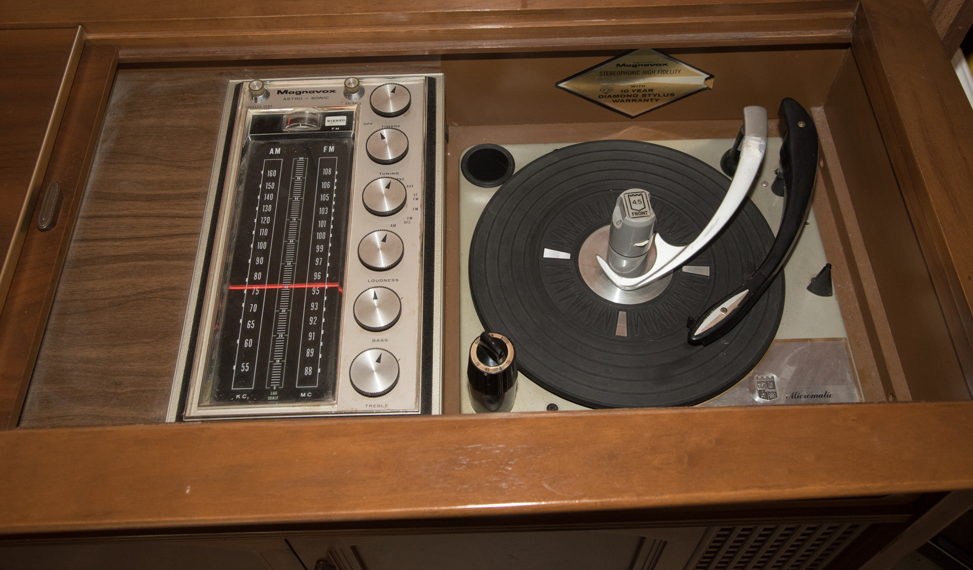 Vintage Magnavox Micromatic Maple Cabinet Stereo