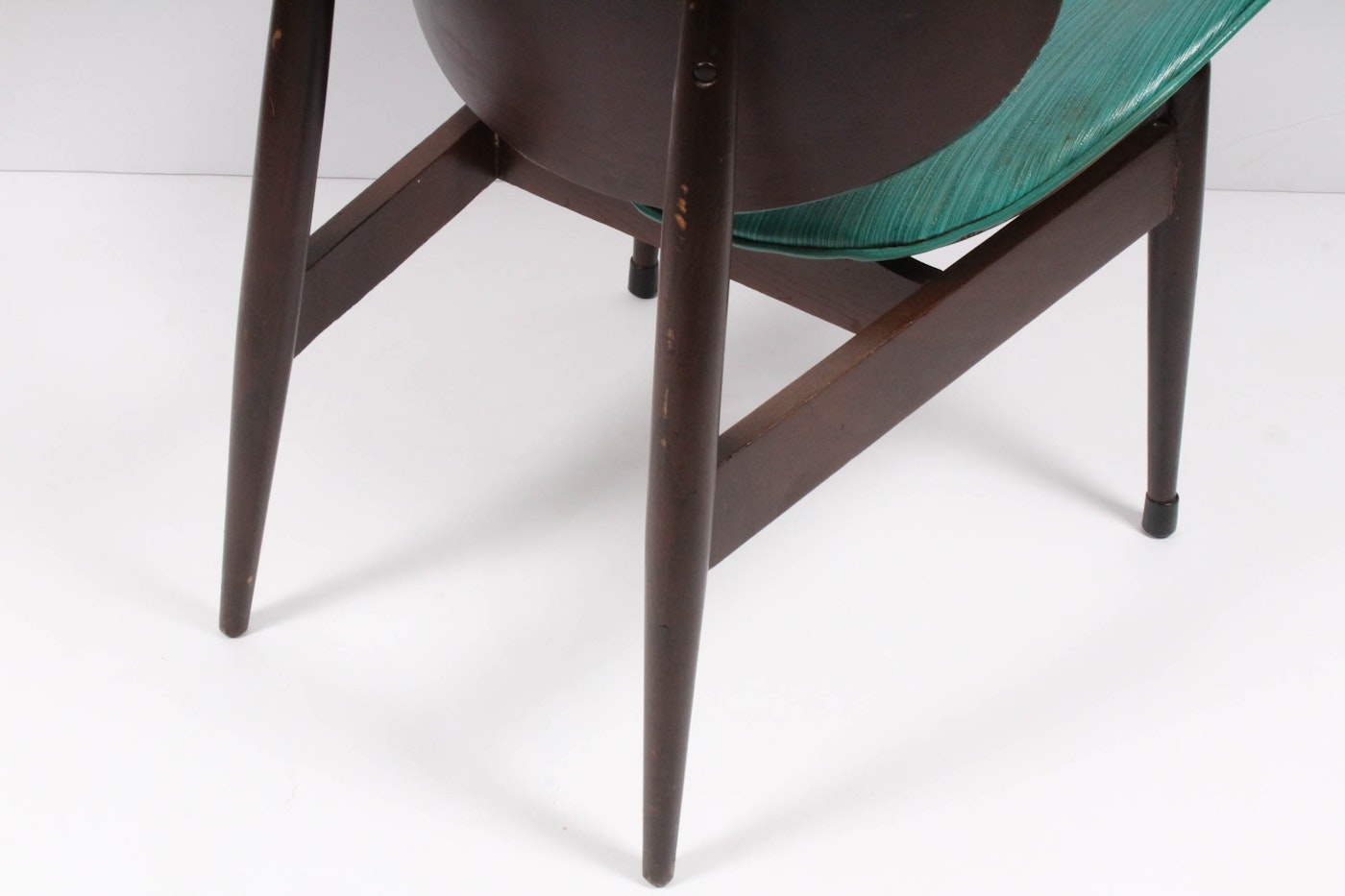 Two Kodawood Clamshell Chairs Designed by Seymour Weiner | EBTH