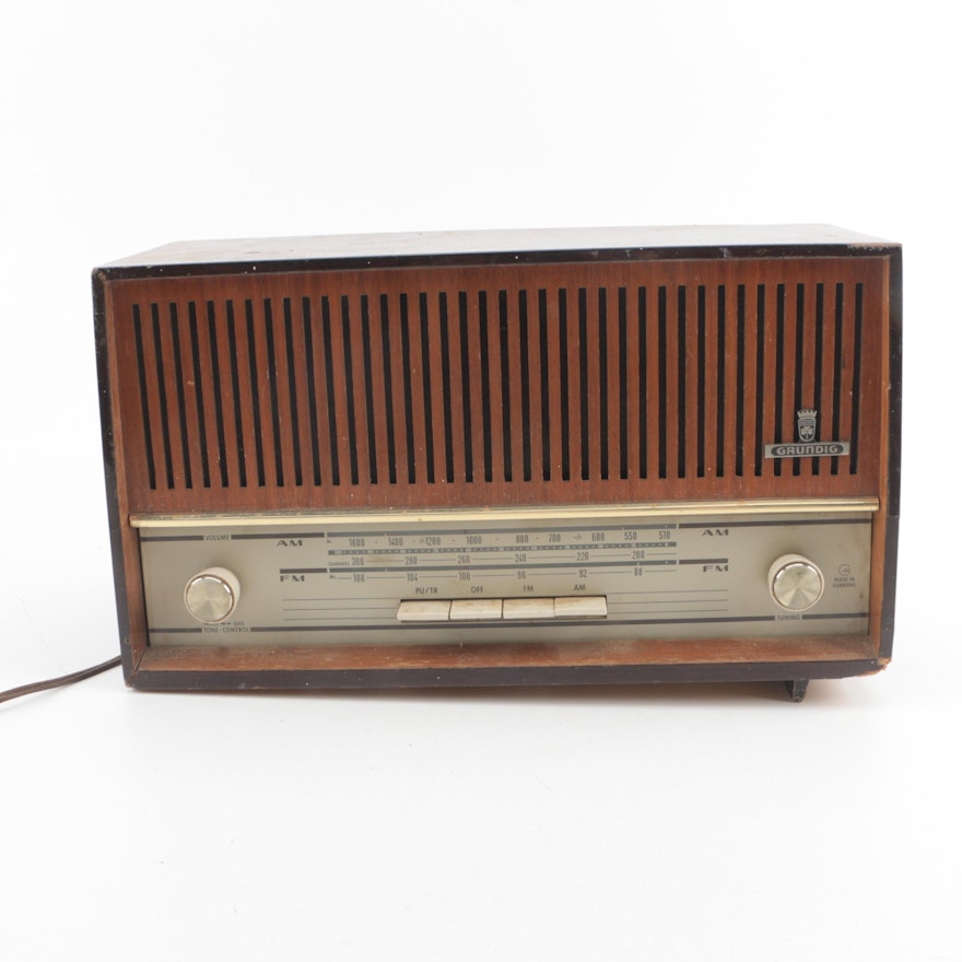 Grundig Model 102U AM/FM Tabletop Radio