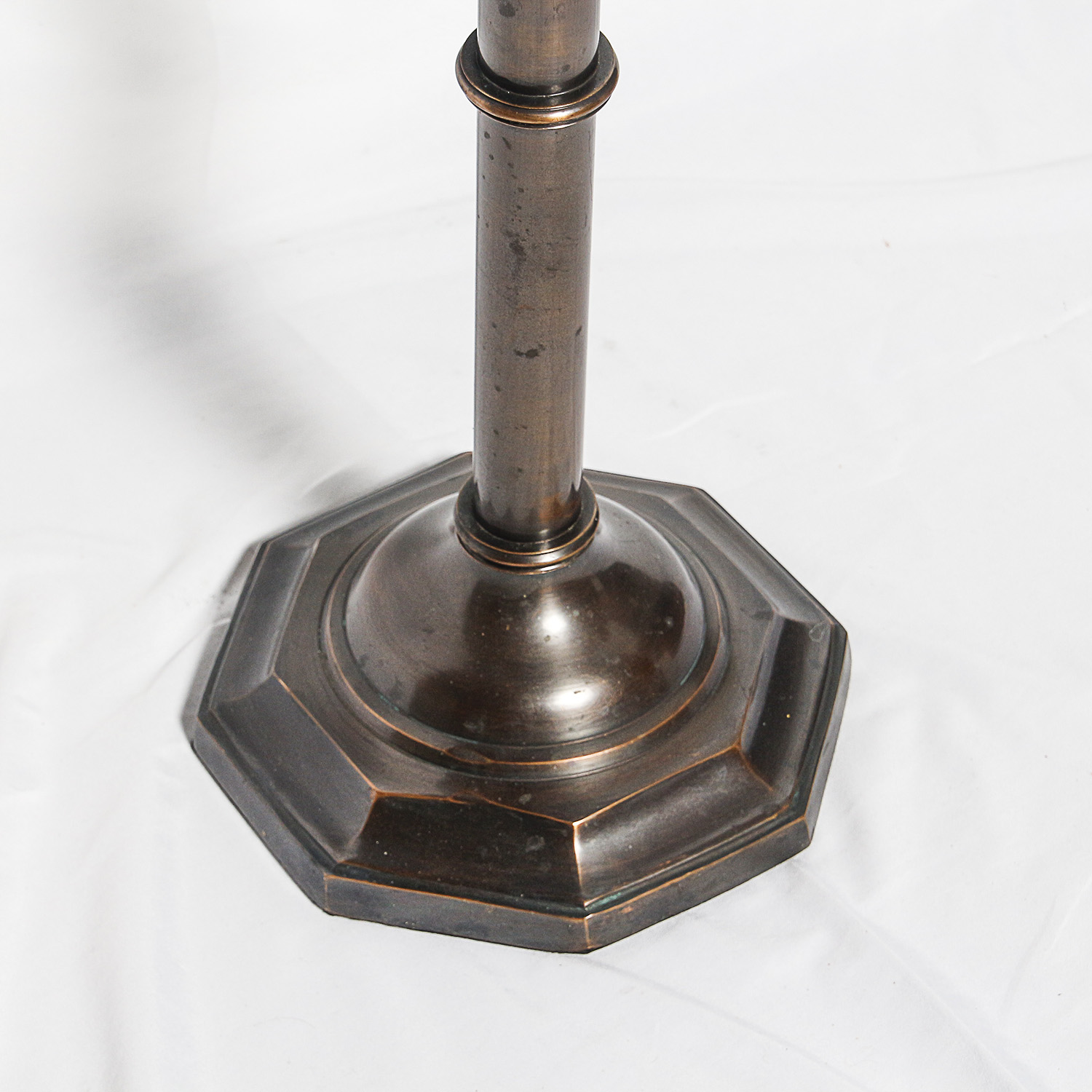 Contemporary Metal Pedestal Accent Table with Embossed Top Panel