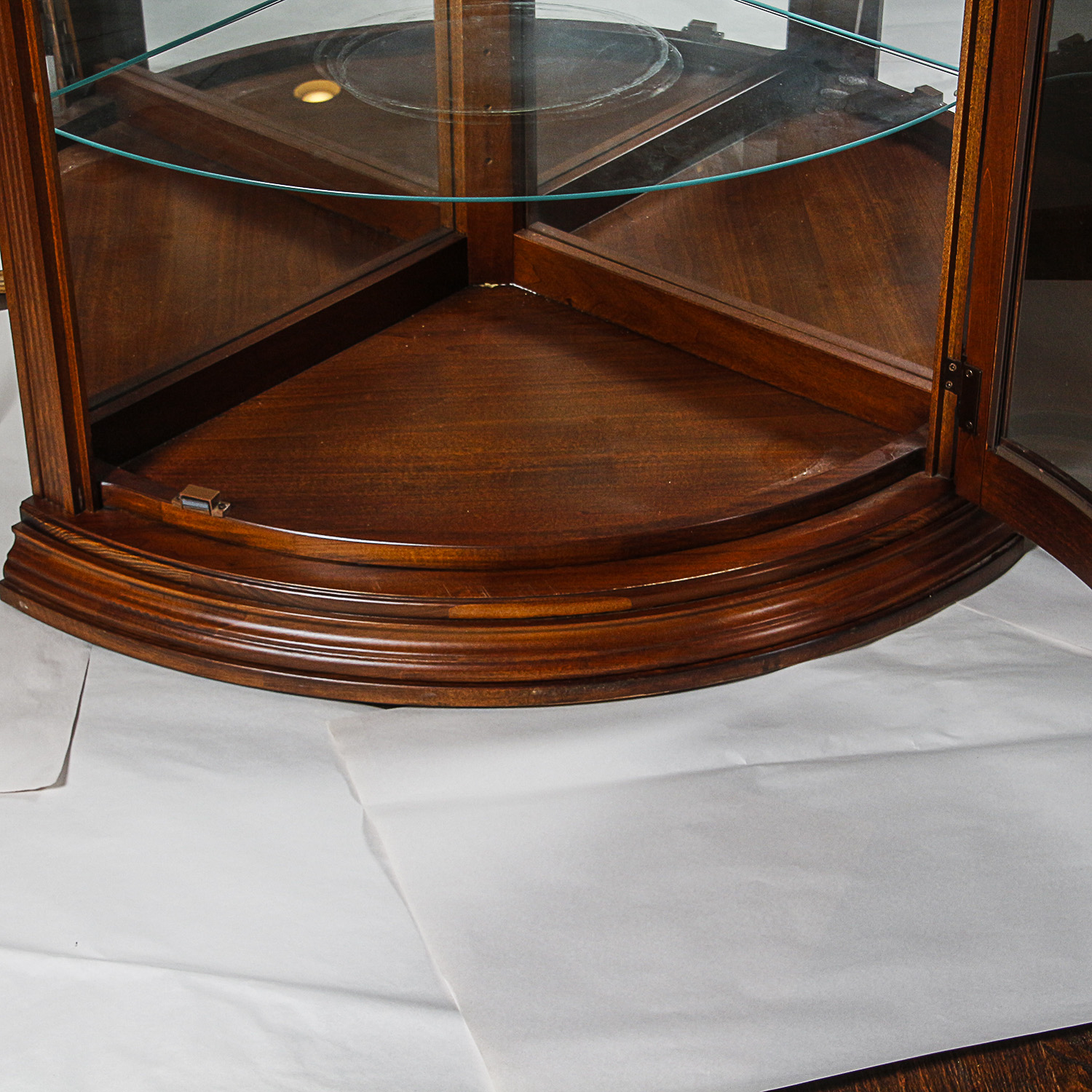 Vintage Illuminated Corner Curio Cabinet by Pulaski Furniture