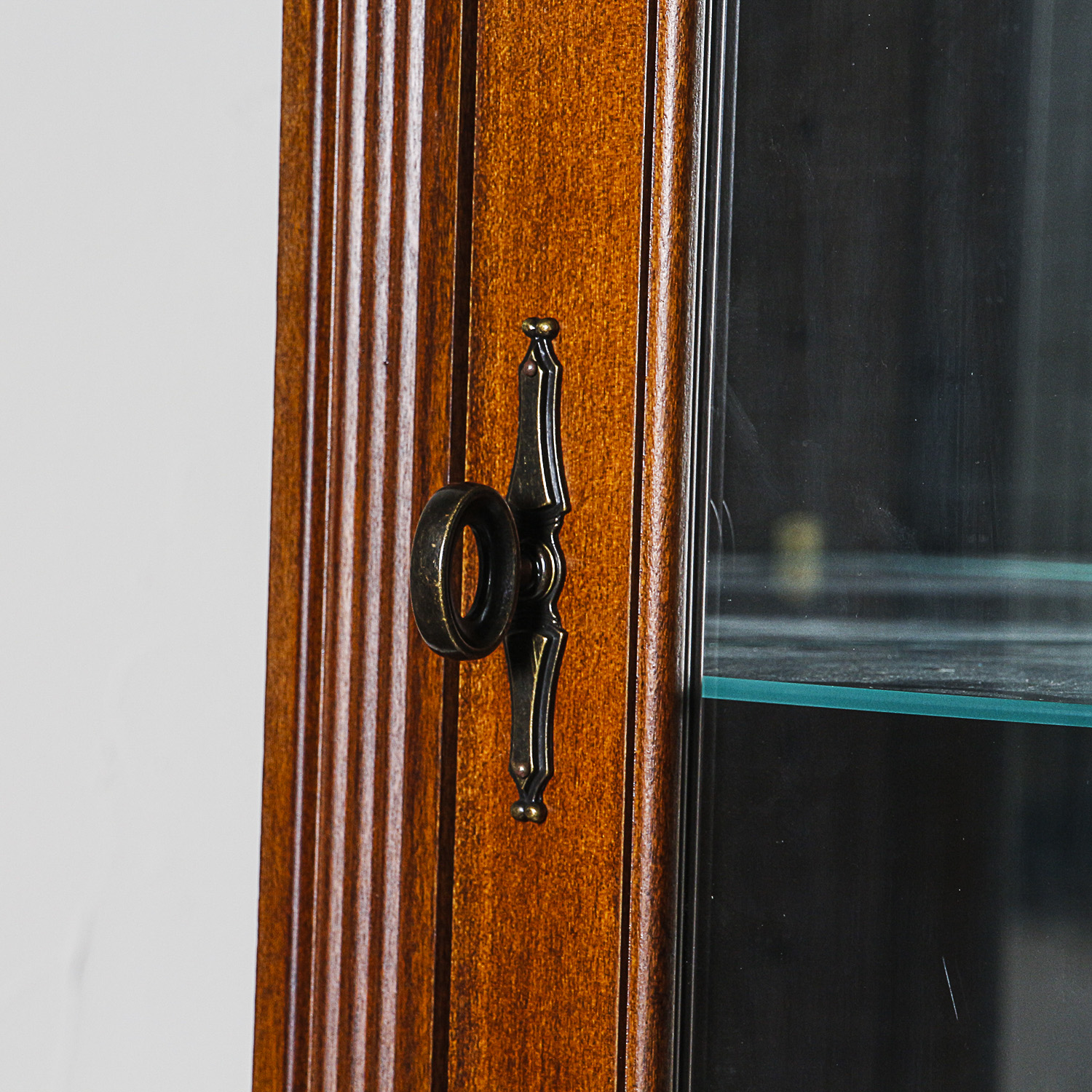 Vintage Illuminated Corner Curio Cabinet by Pulaski Furniture