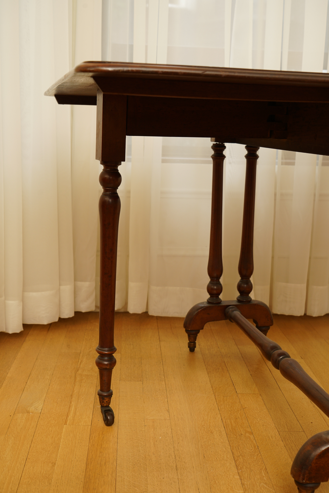 Vintage Mahogany Drop Leaf Gate Leg Table