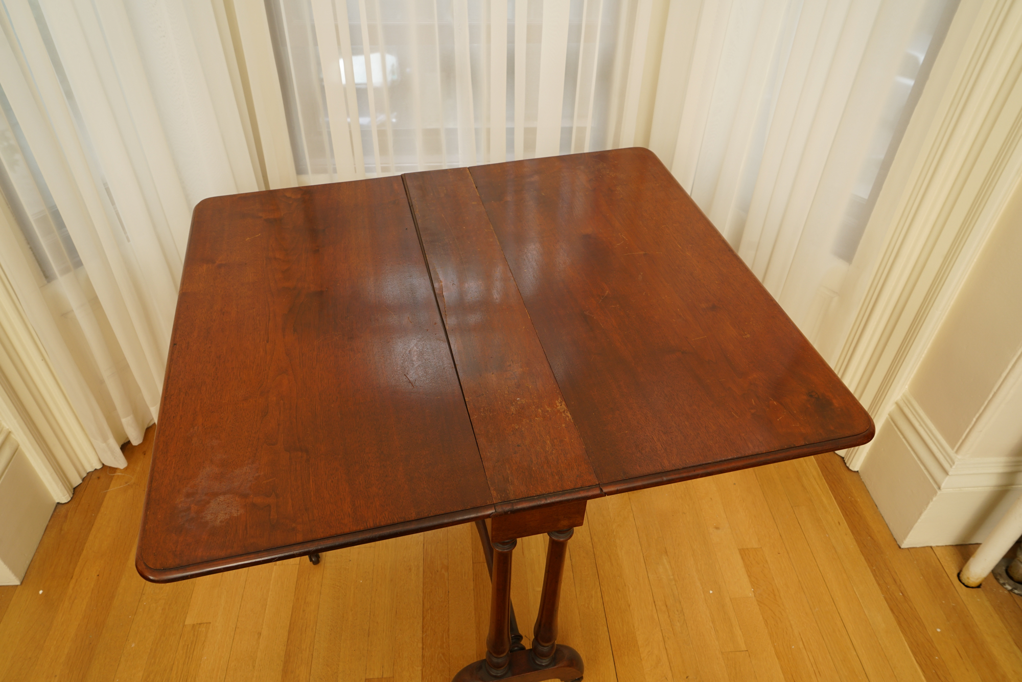 Vintage Mahogany Drop Leaf Gate Leg Table