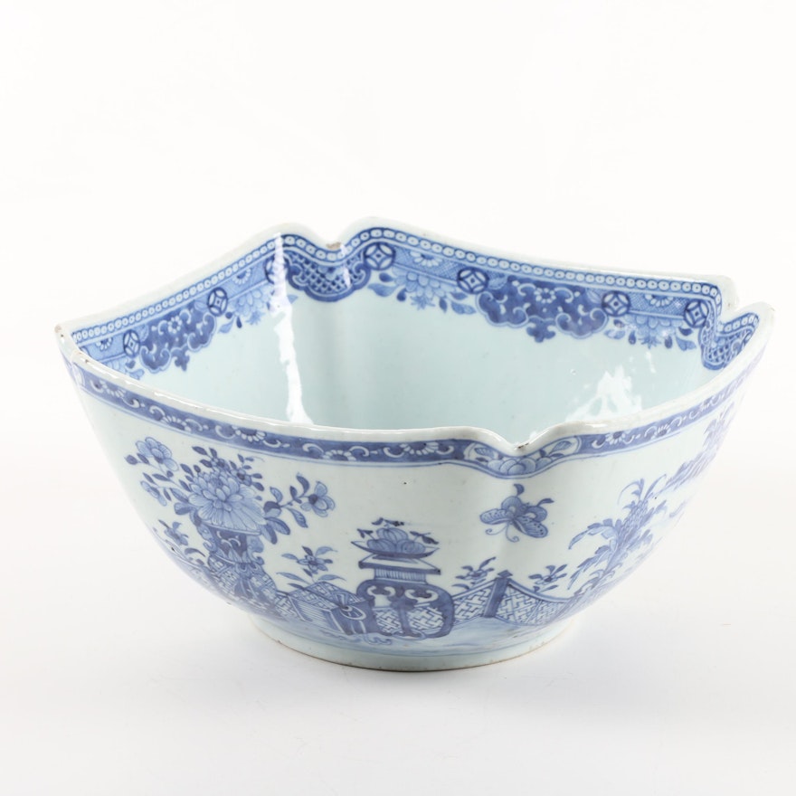 19th Century Chinese Export Porcelain Bowl