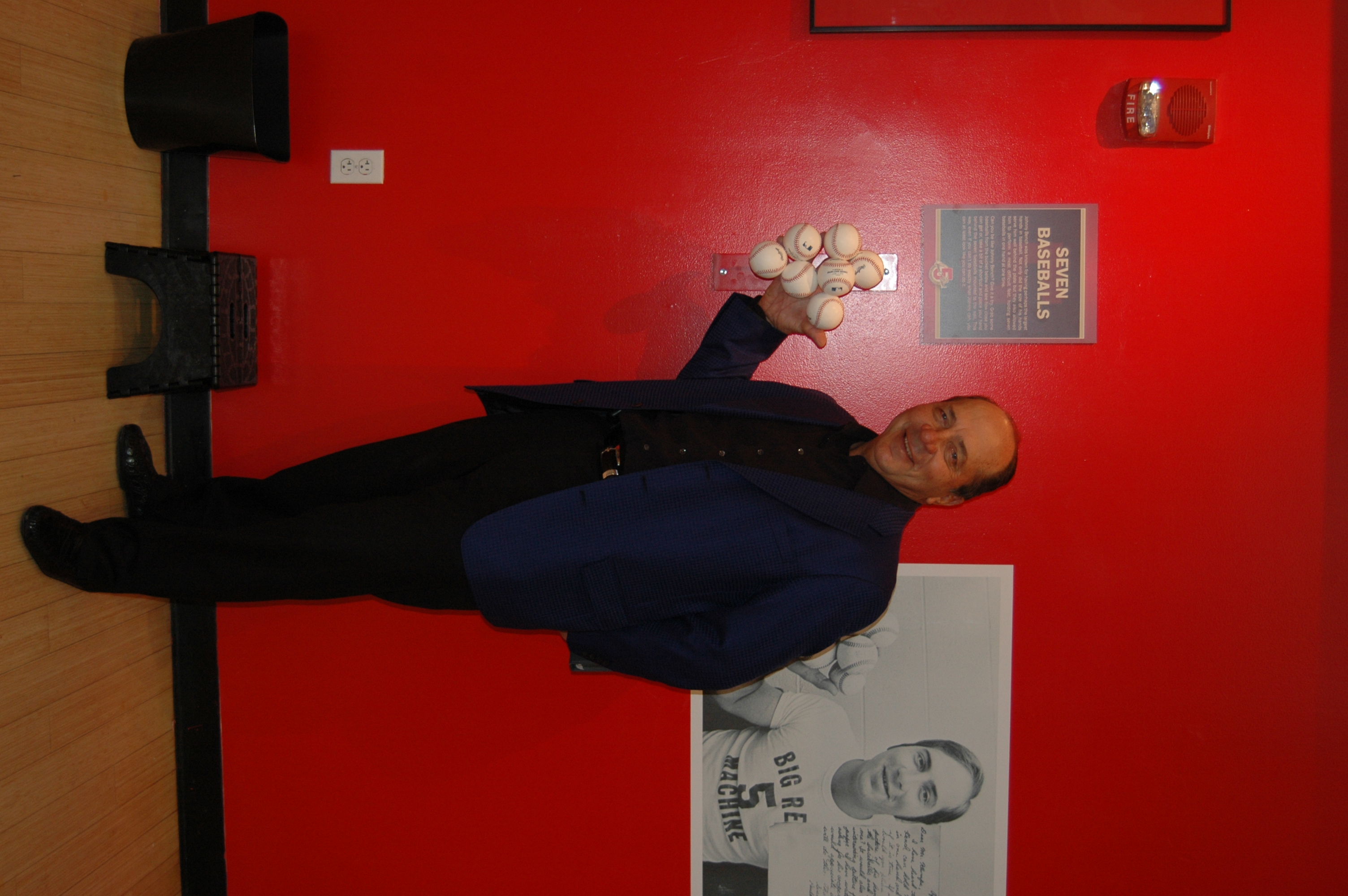 Johnny Bench Reds Hall of Fame "Holding 7 Baseballs" Display Exhibit COA