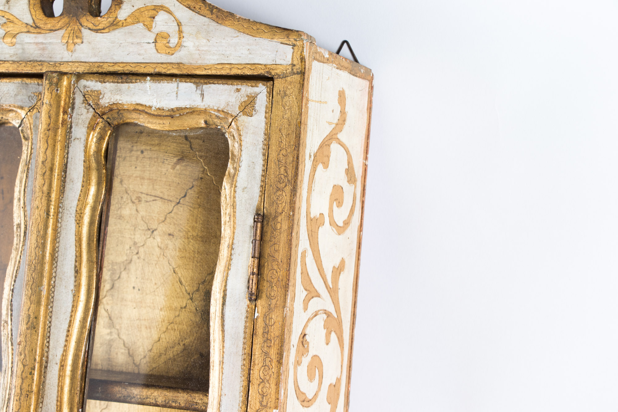Florentine Cream-Painted and Parcel-Gilt Hanging Cabinet, 20th Century