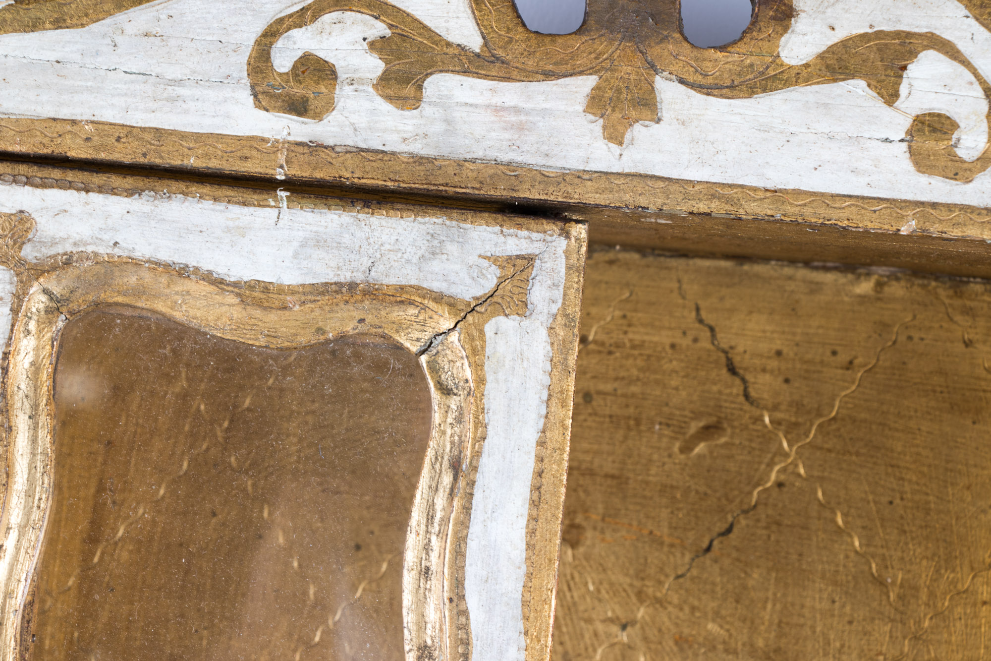 Florentine Cream-Painted and Parcel-Gilt Hanging Cabinet, 20th Century