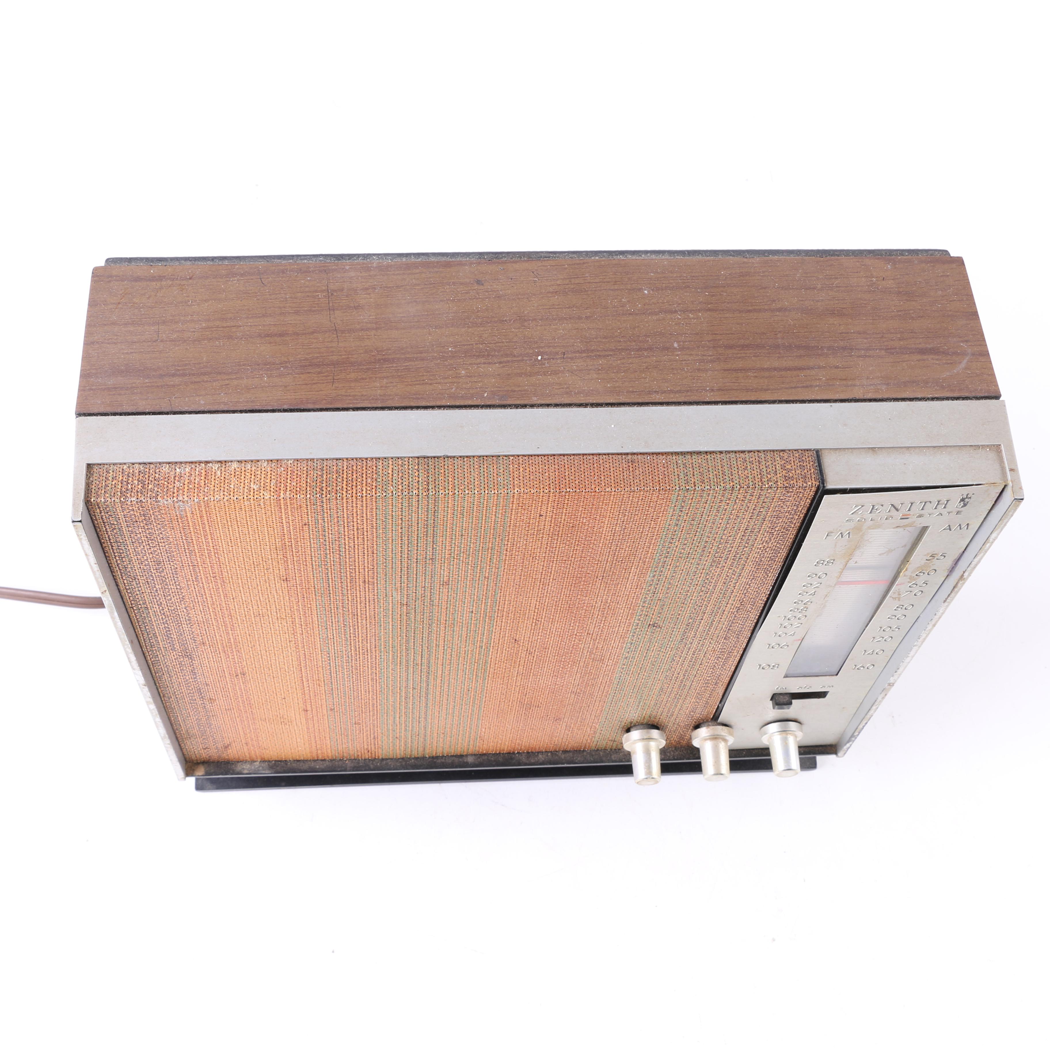 Zenith Solid State Model A-418-W Tabletop AM/FM Radio