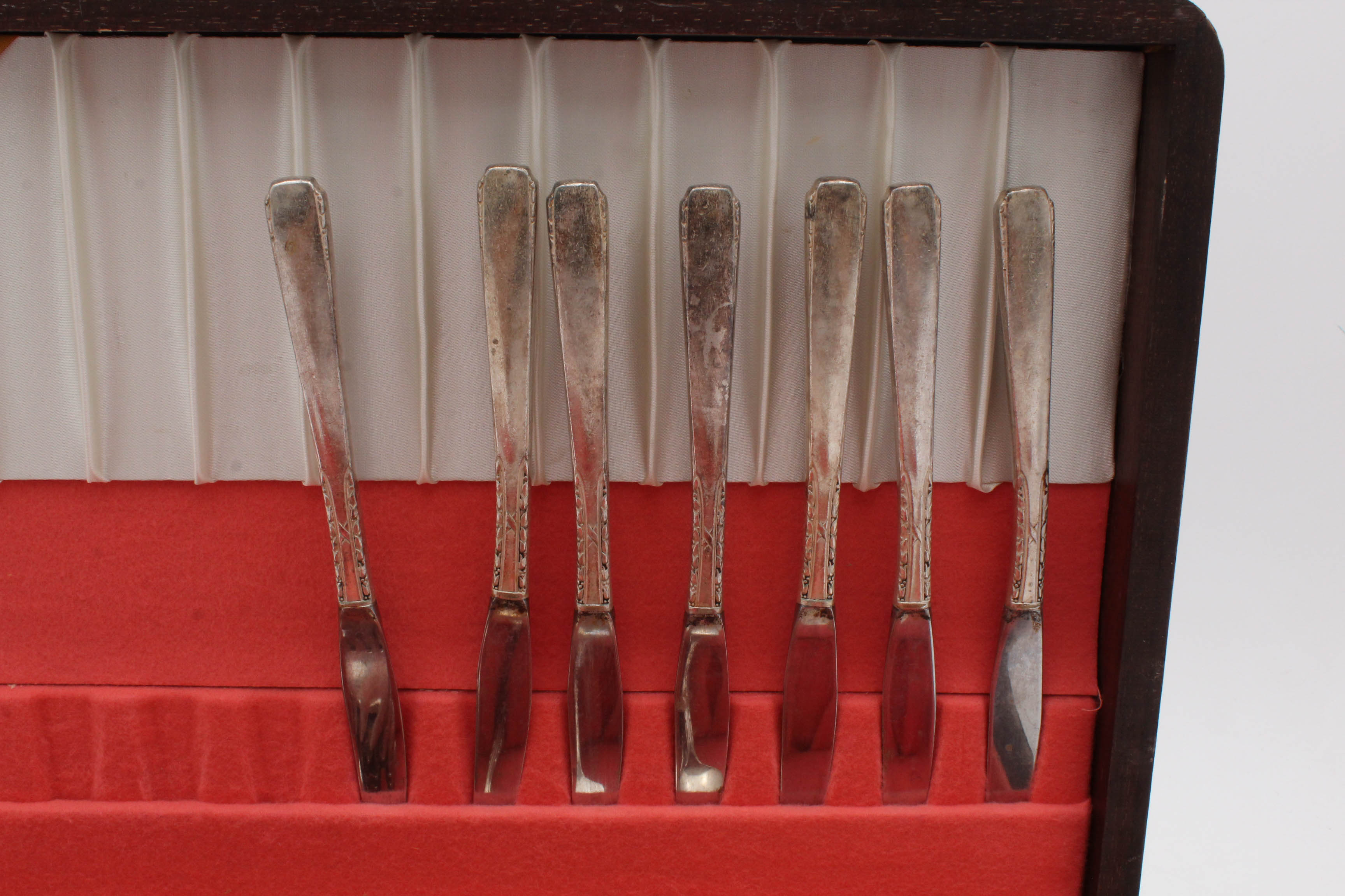 Oneida 1881 Rogers "Banbury" Silver Plate Flatware Set