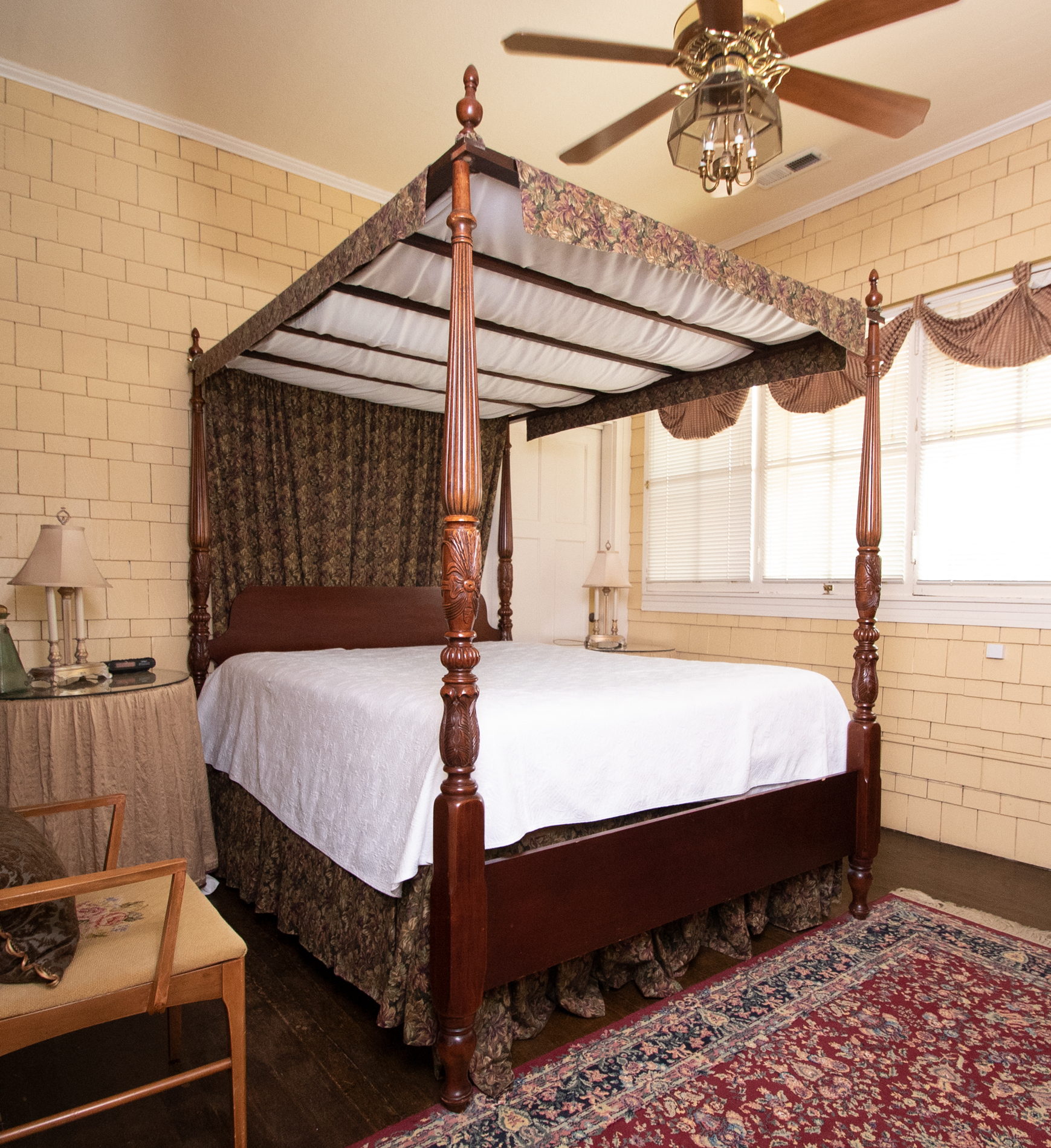 Vintage Four-Poster Canopy Rice Bed