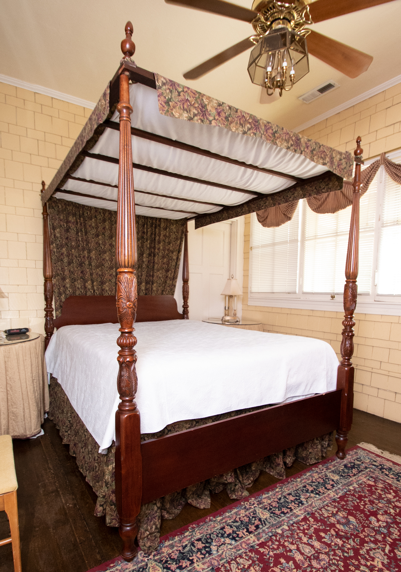 Vintage Four-Poster Canopy Rice Bed