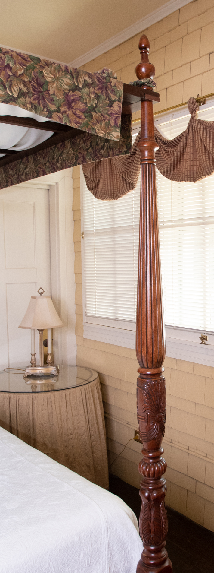 Vintage Four-Poster Canopy Rice Bed