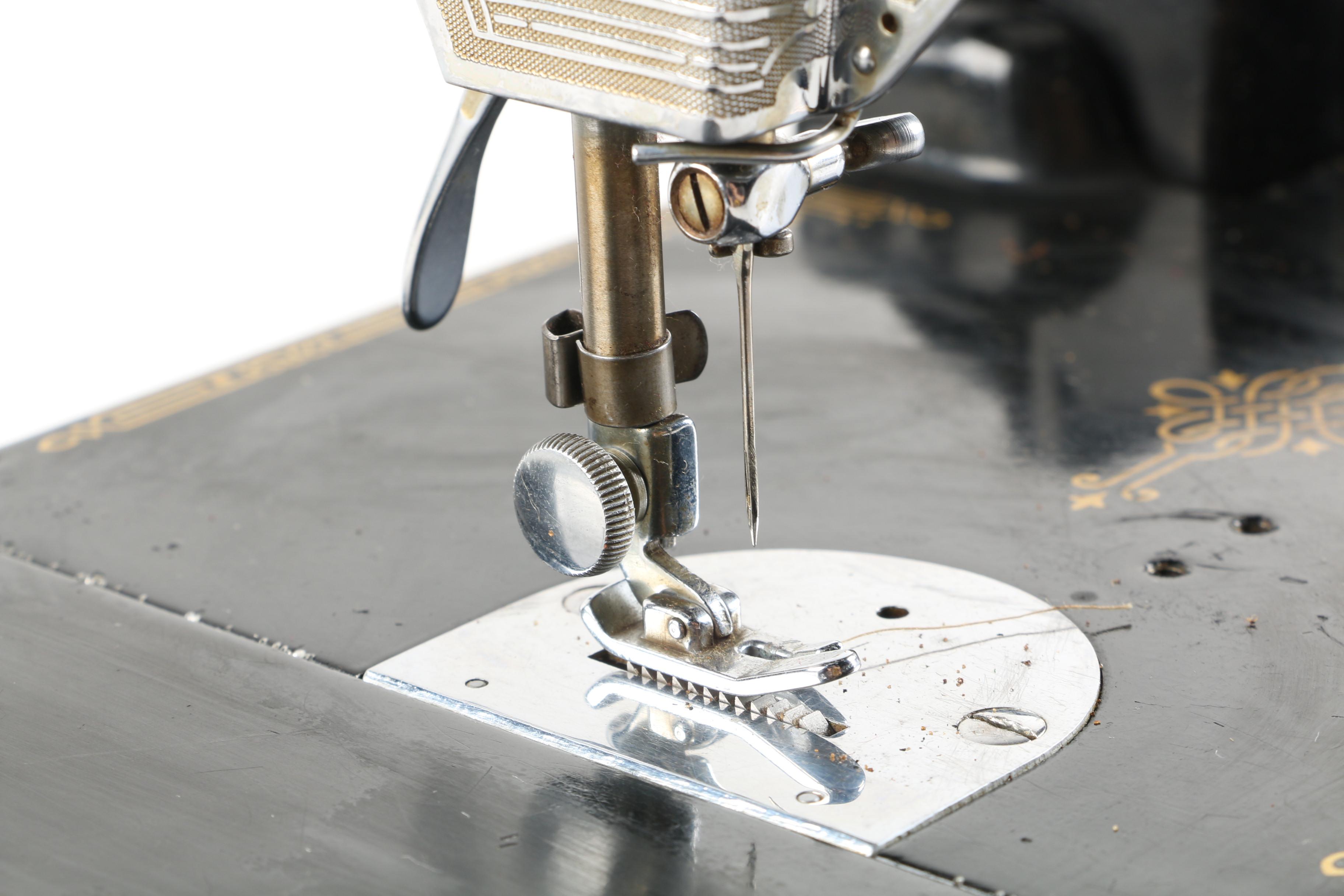 1939 Singer Featherweight Model 221-1 Sewing Machine