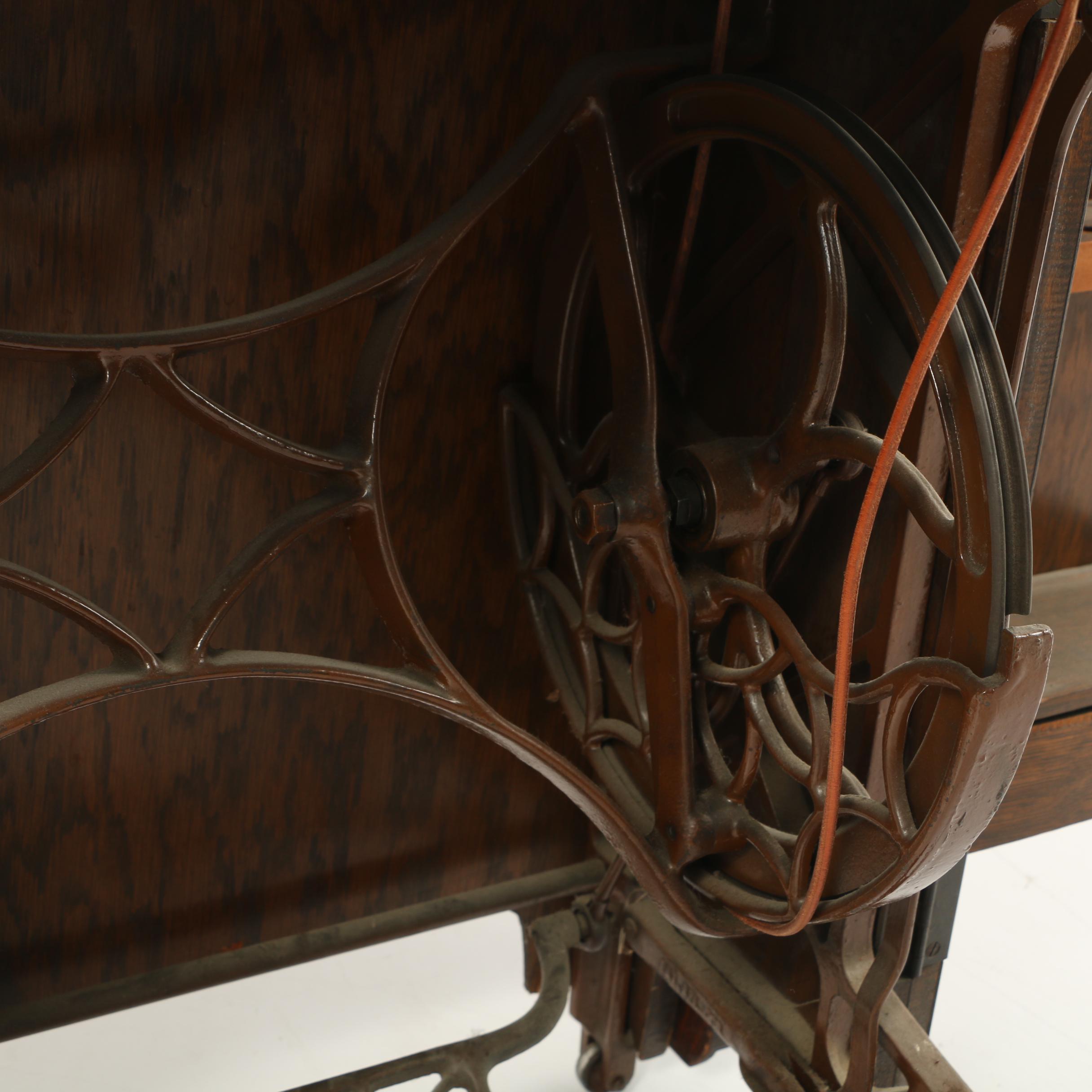 Antique Free No. 5 Sewing Machine Quarter-Sawn Oak Cabinet