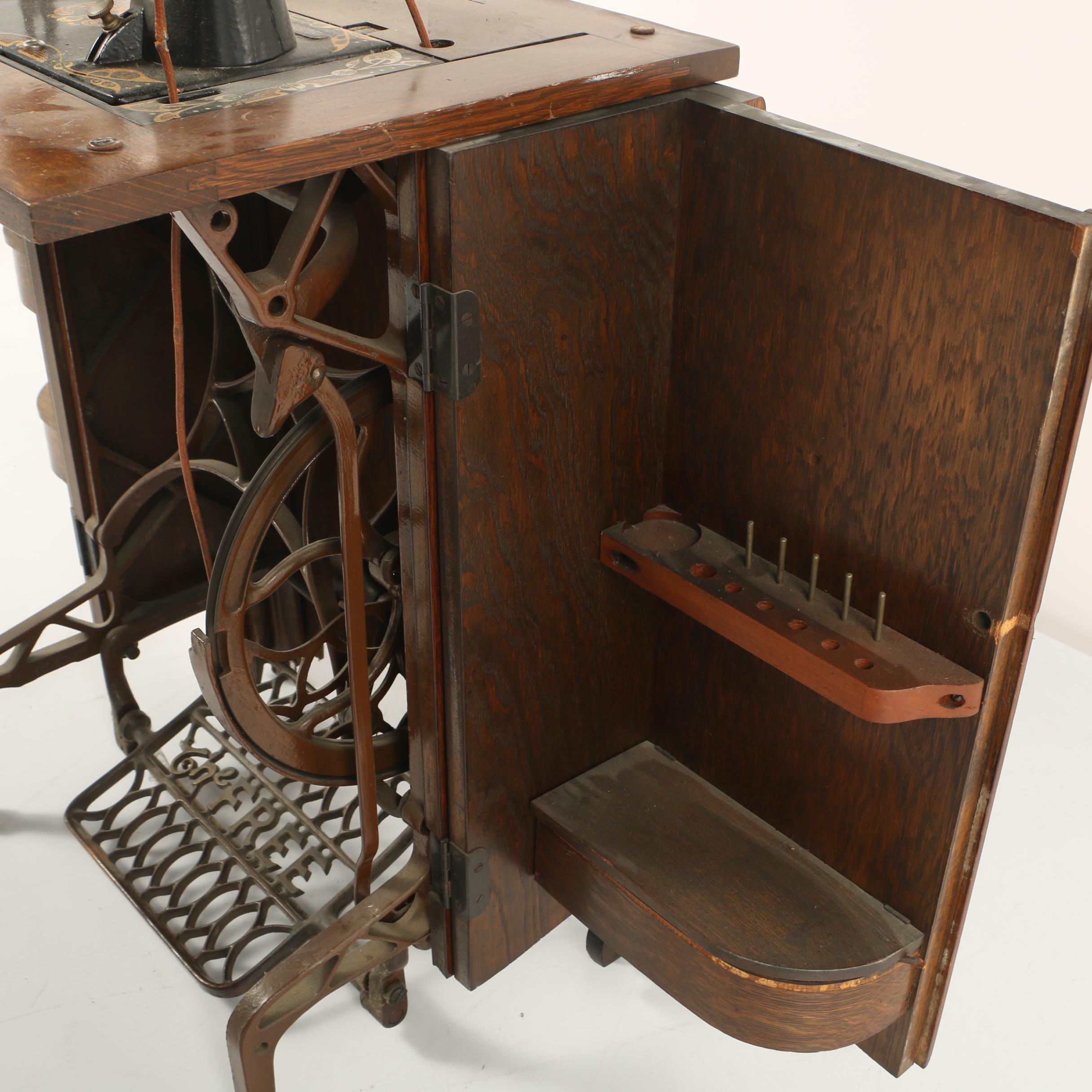 Antique Free No. 5 Sewing Machine Quarter-Sawn Oak Cabinet