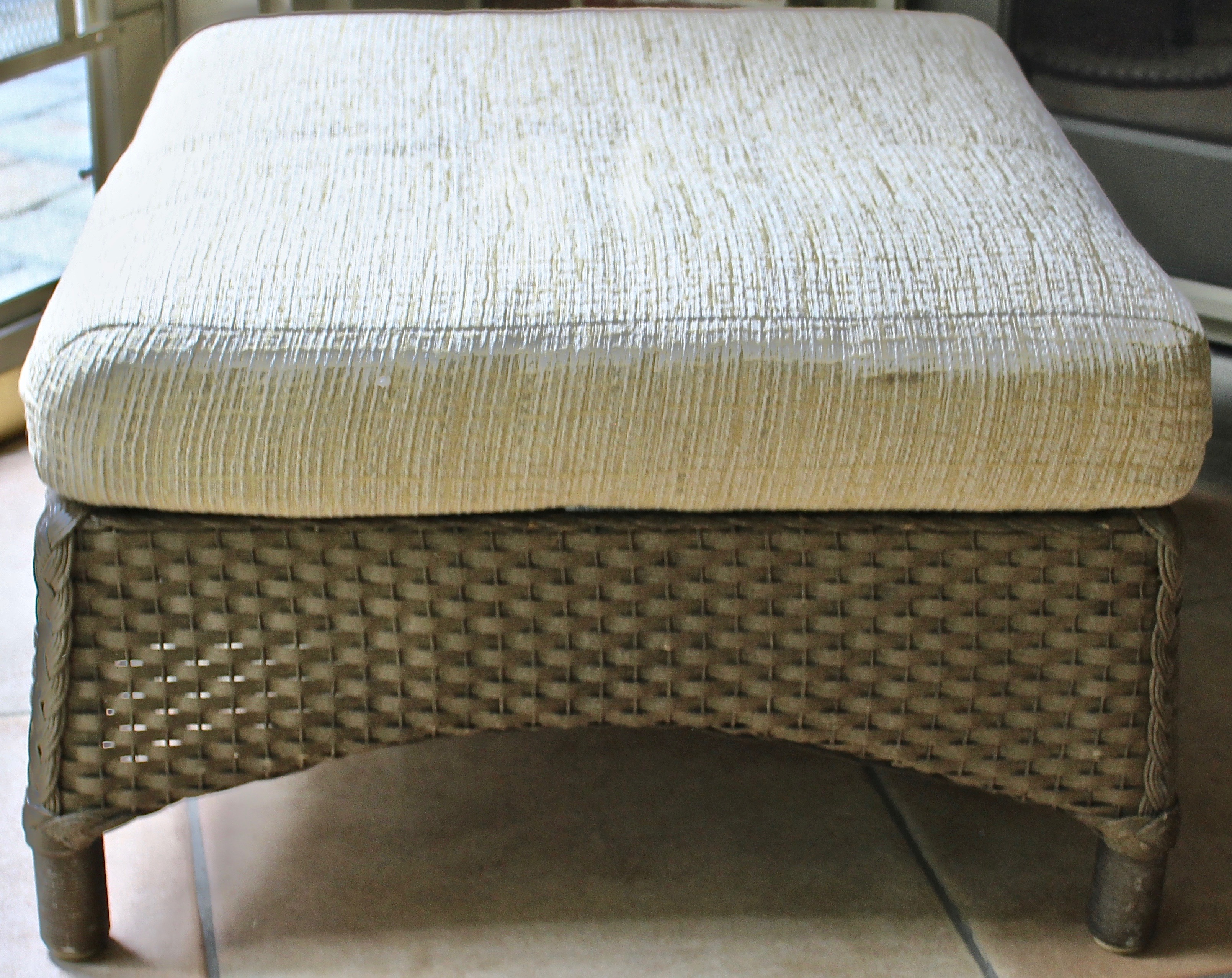 Lloyd Flanders Five-Piece Woven Outdoor Patio Furniture and Multiple Cushion Set