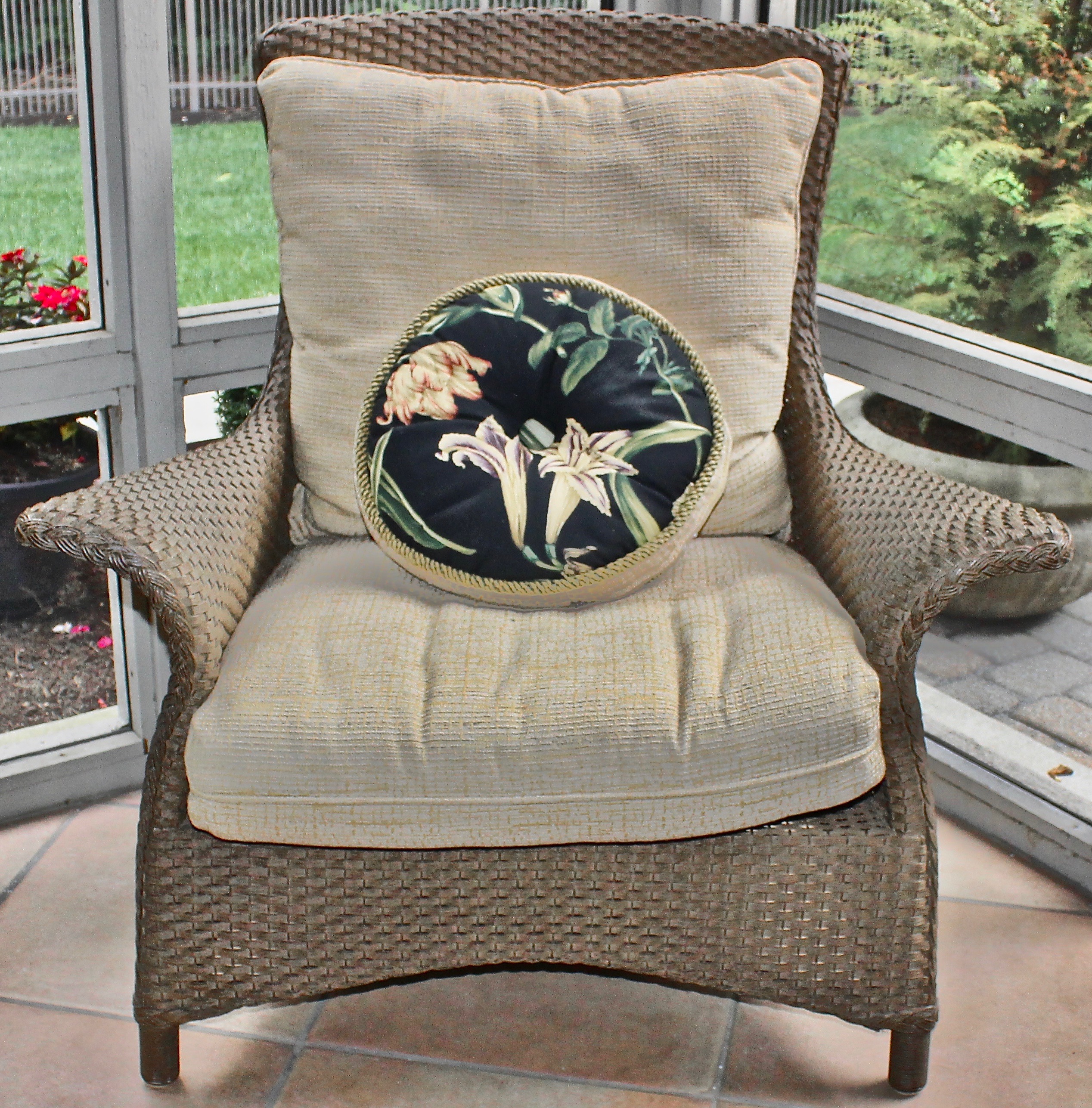 Lloyd Flanders Five-Piece Woven Outdoor Patio Furniture and Multiple Cushion Set