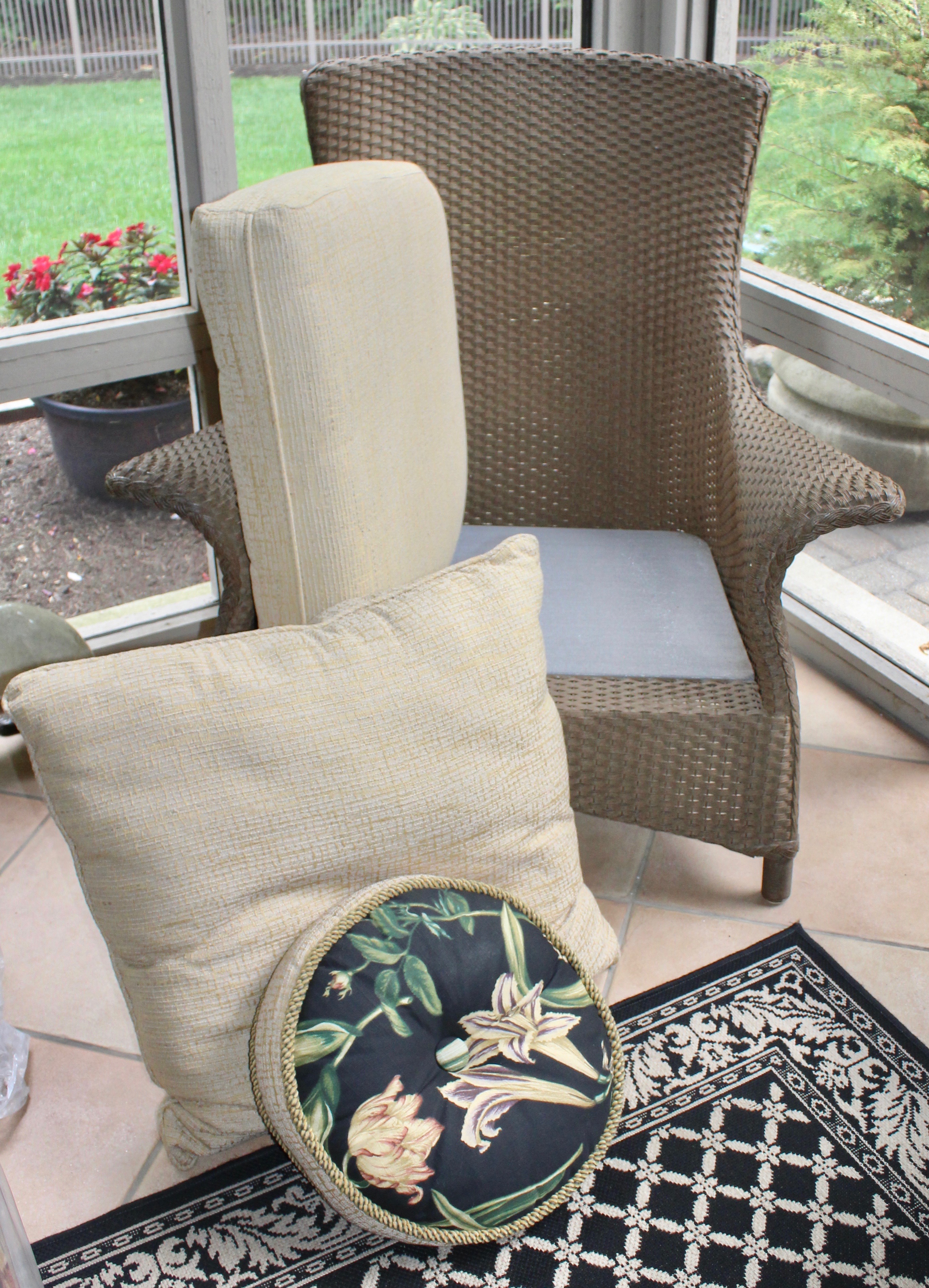 Lloyd Flanders Five-Piece Woven Outdoor Patio Furniture and Multiple Cushion Set