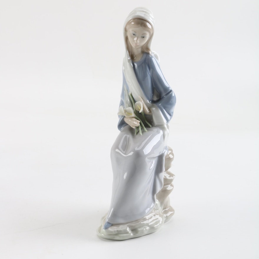 Lladro Sitting Girl with Calla Lilies Porcelain Figurine