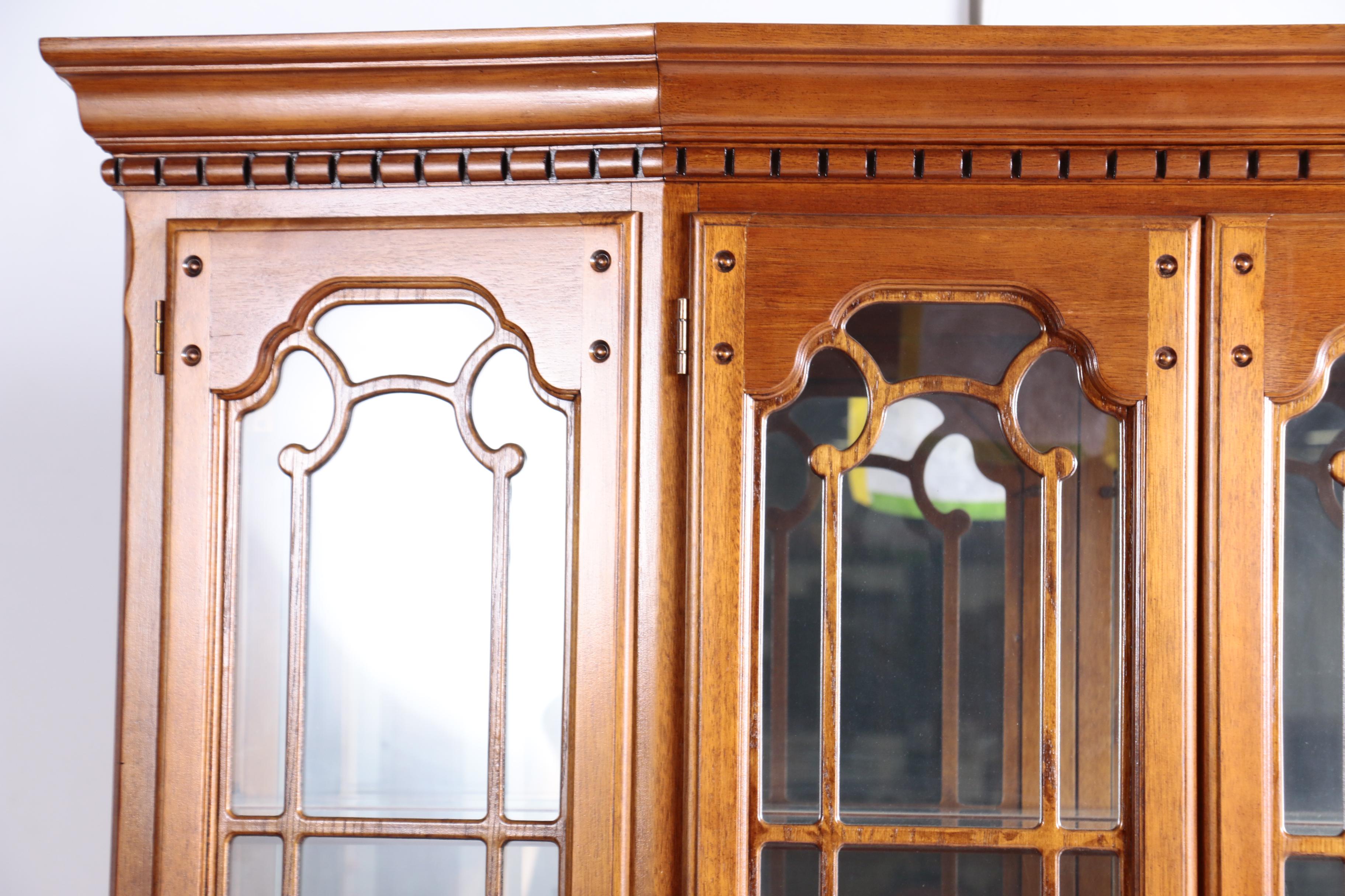 George III Style Oak-Veneered Two-Piece China Cabinet by Lexington, 20th Century