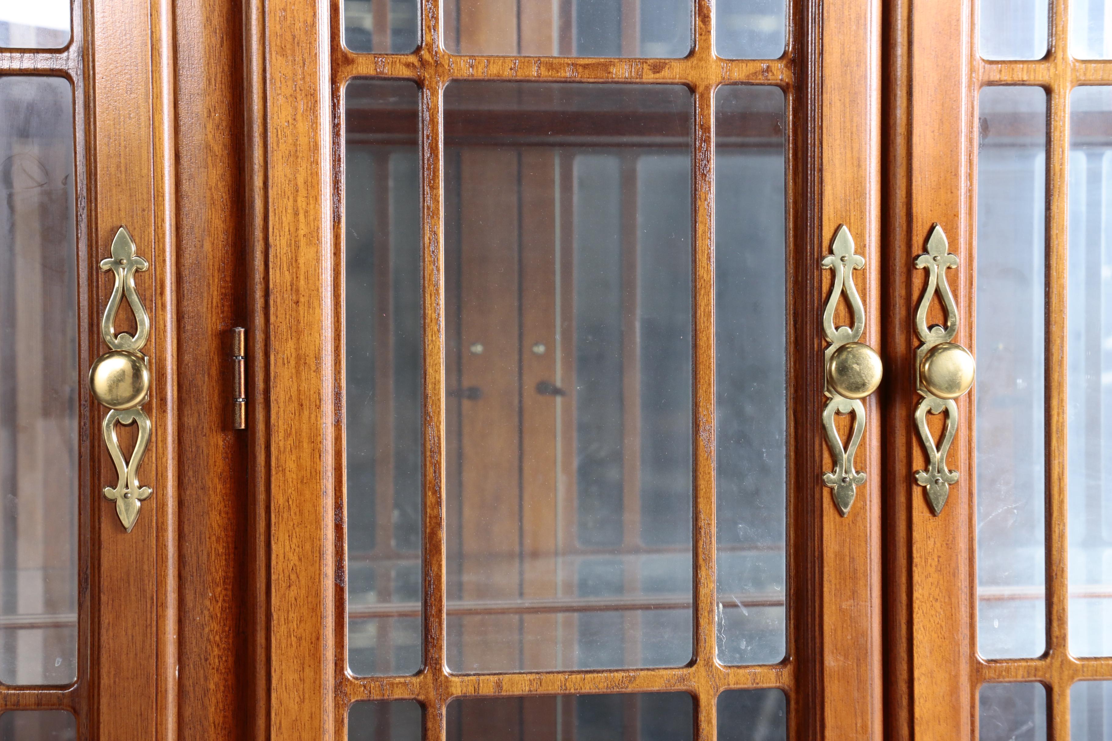 George III Style Oak-Veneered Two-Piece China Cabinet by Lexington, 20th Century