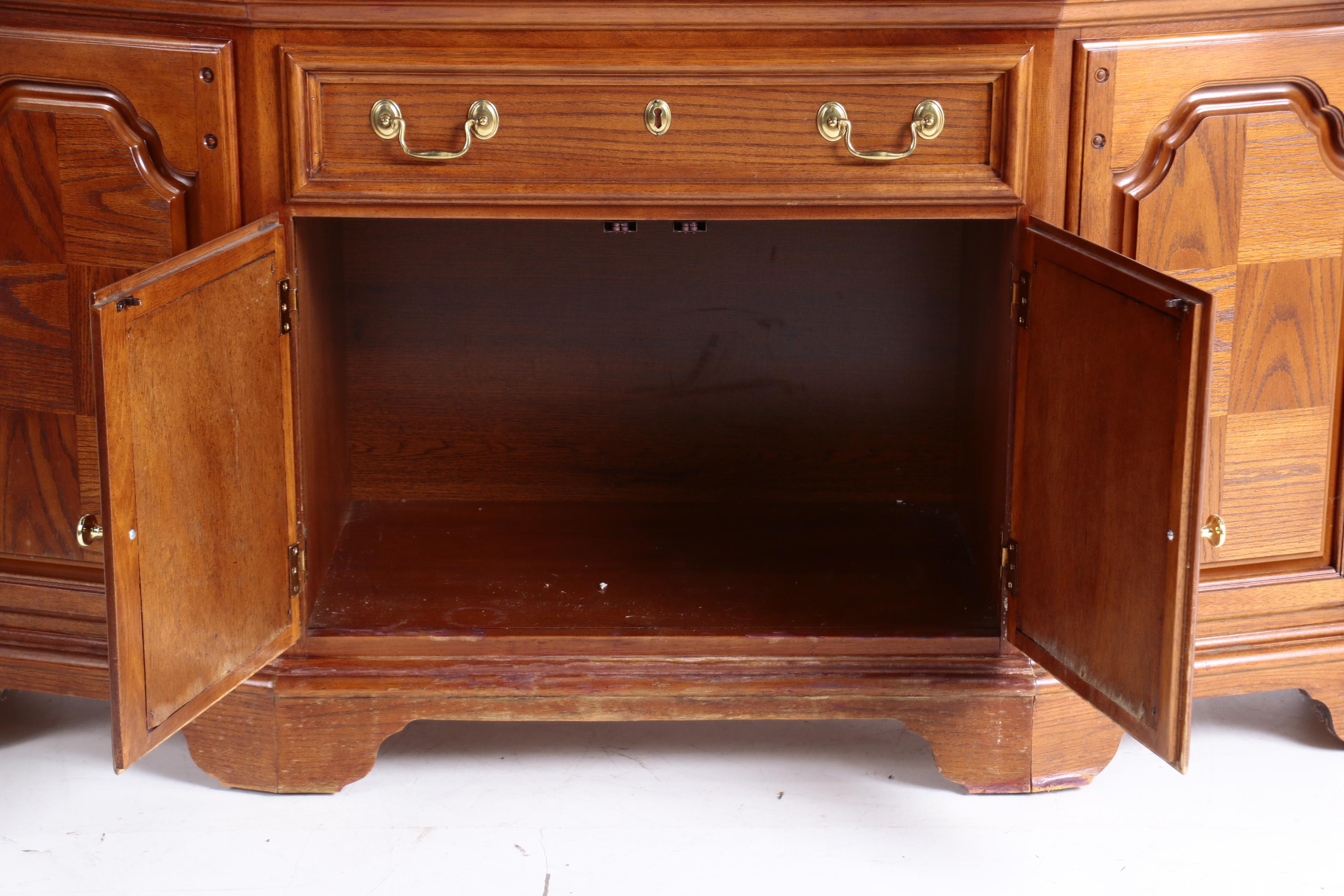 George III Style Oak-Veneered Two-Piece China Cabinet by Lexington, 20th Century