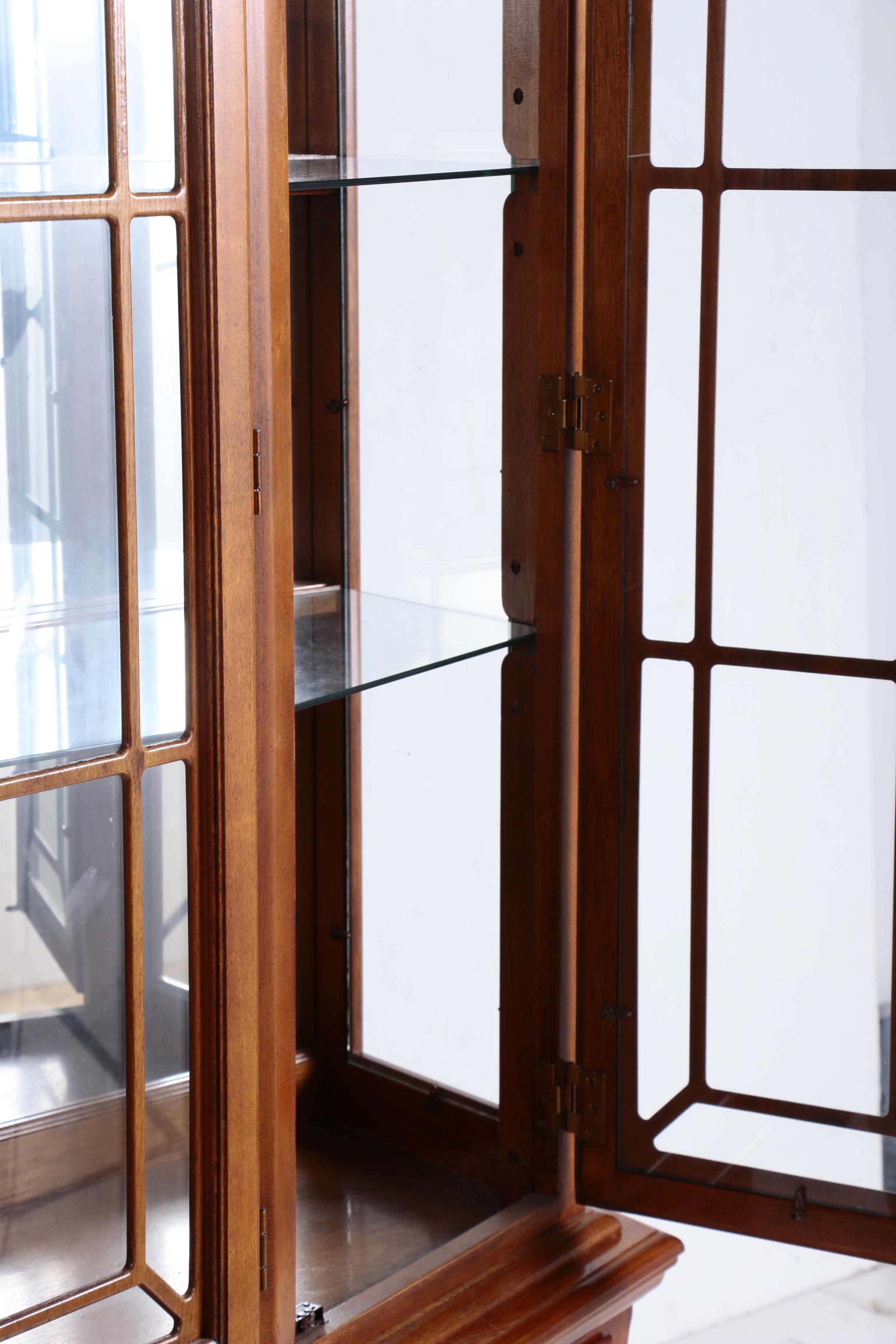 George III Style Oak-Veneered Two-Piece China Cabinet by Lexington, 20th Century