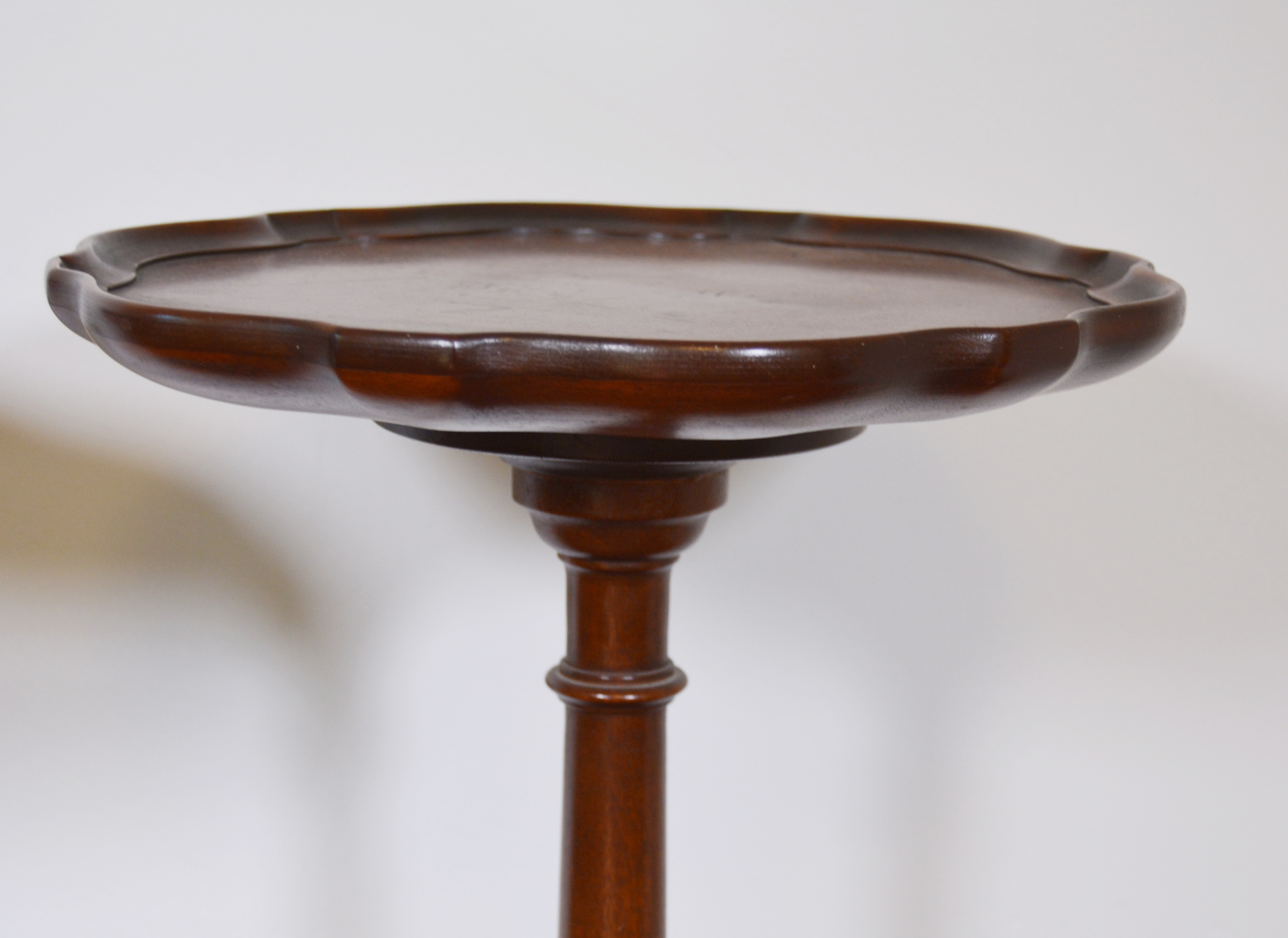 Pair of Imperial "Jeffersonian Group" Mahogany Plant Stands, 20th Century