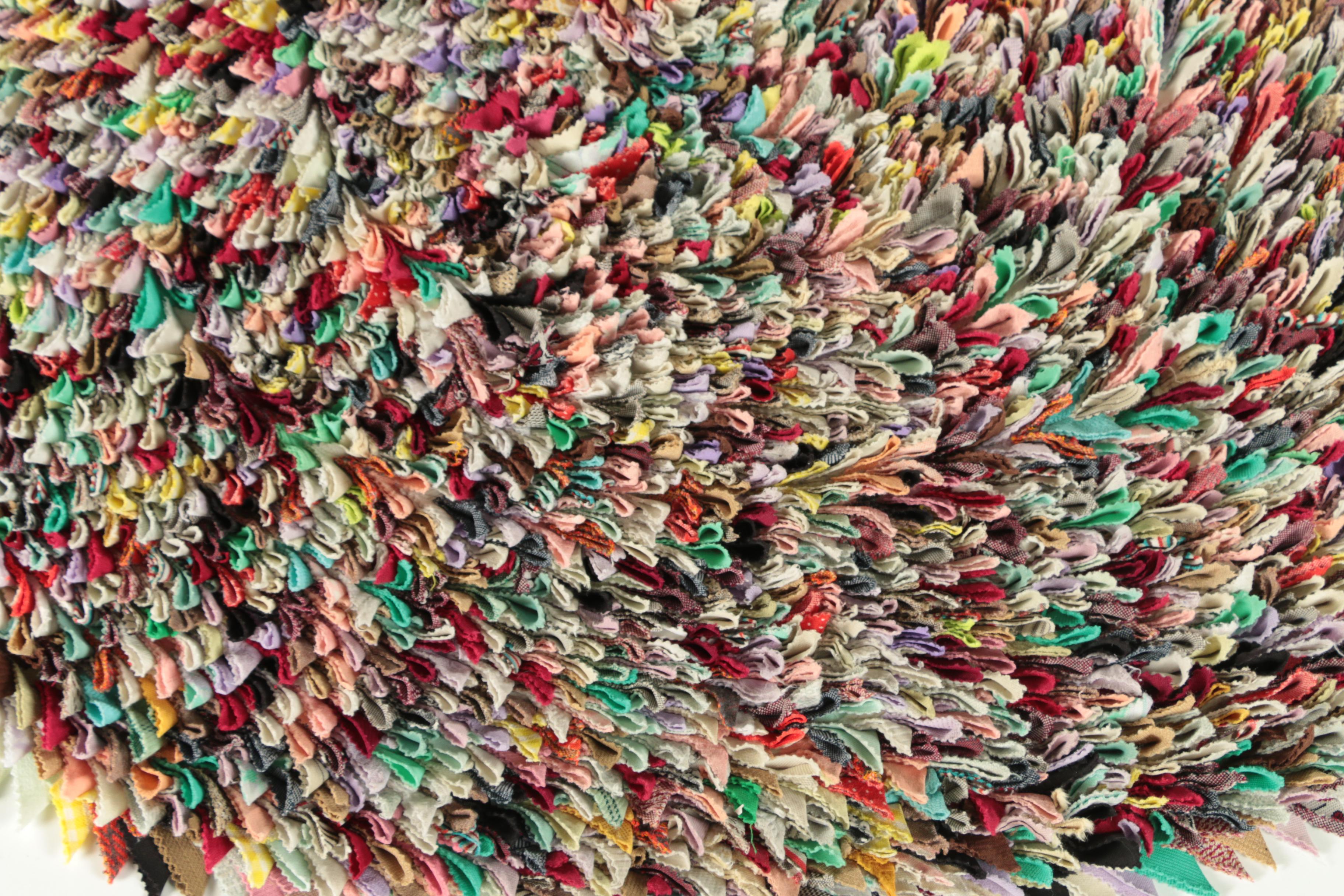 Machine Made Pinked Fabric Pile Oval Accent Rug