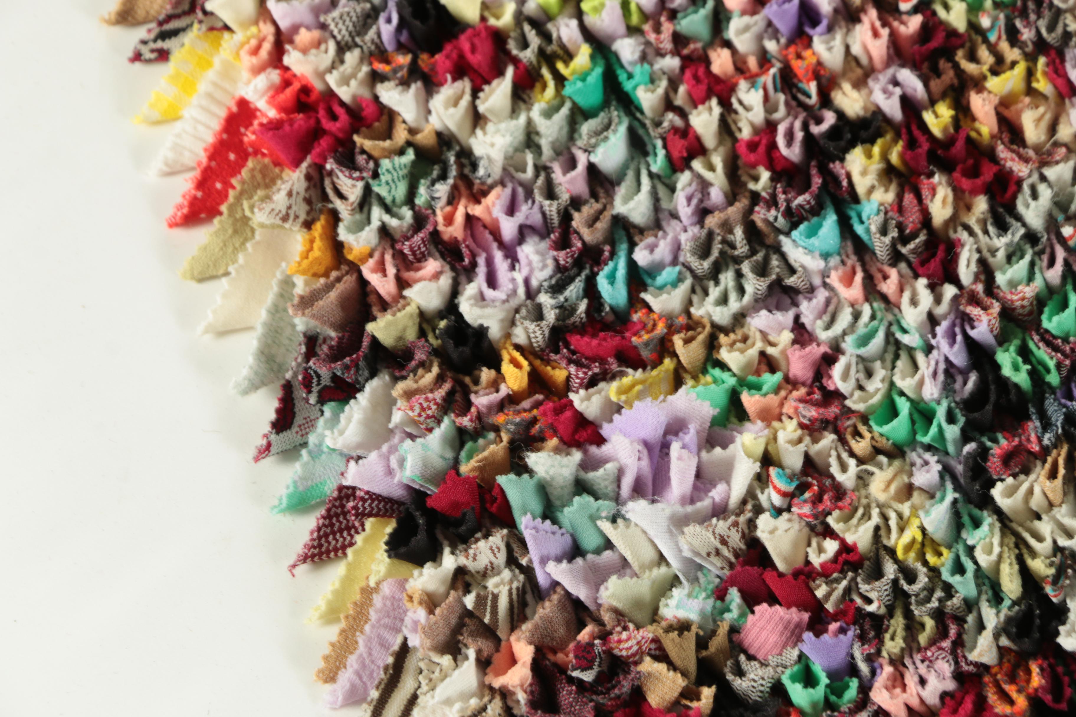 Machine Made Pinked Fabric Pile Oval Accent Rug