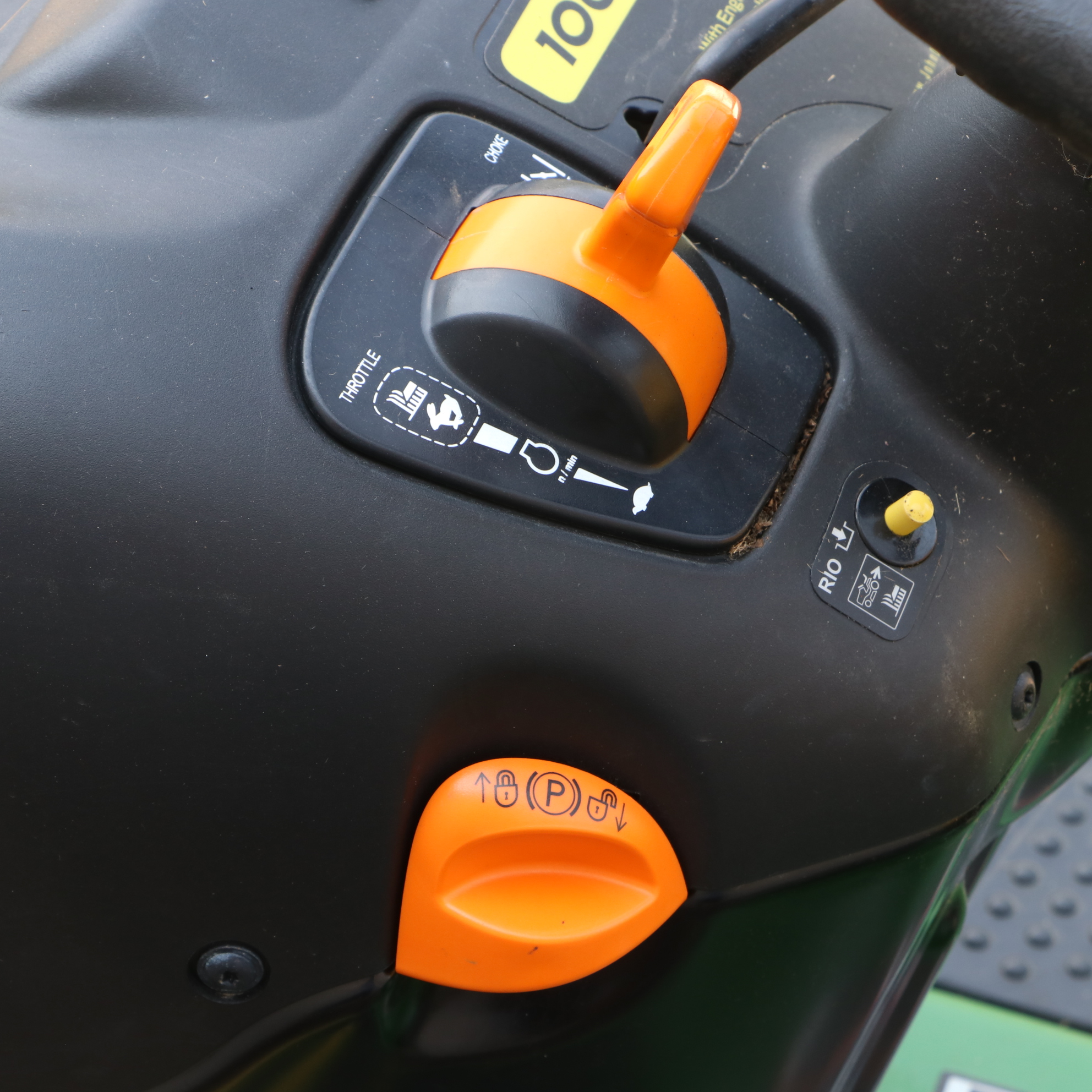 2007 John Deere LA110 Ride on Mower with Trailer