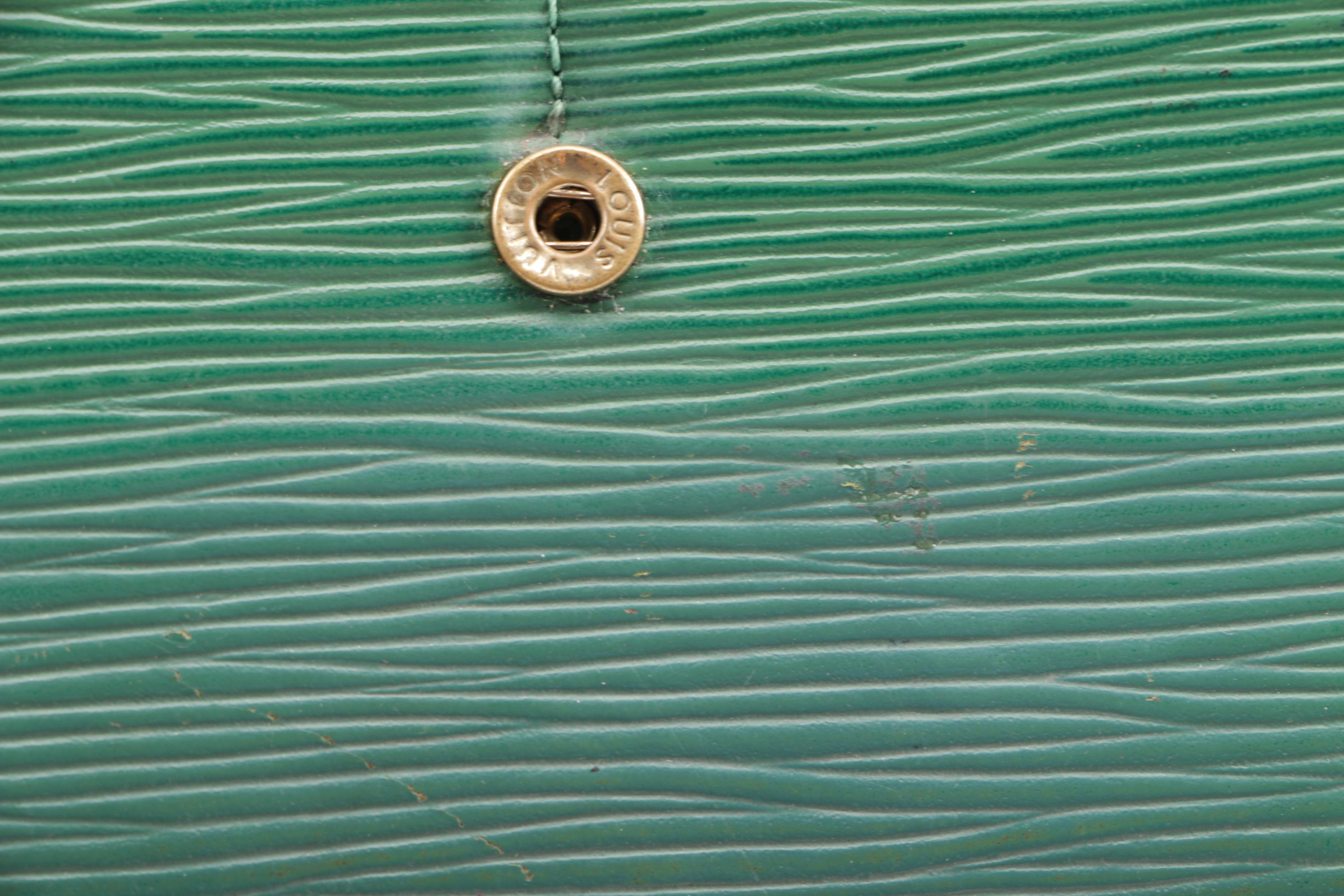 1996 Louis Vuitton Borneo Green Epi Leather Sarah Wallet